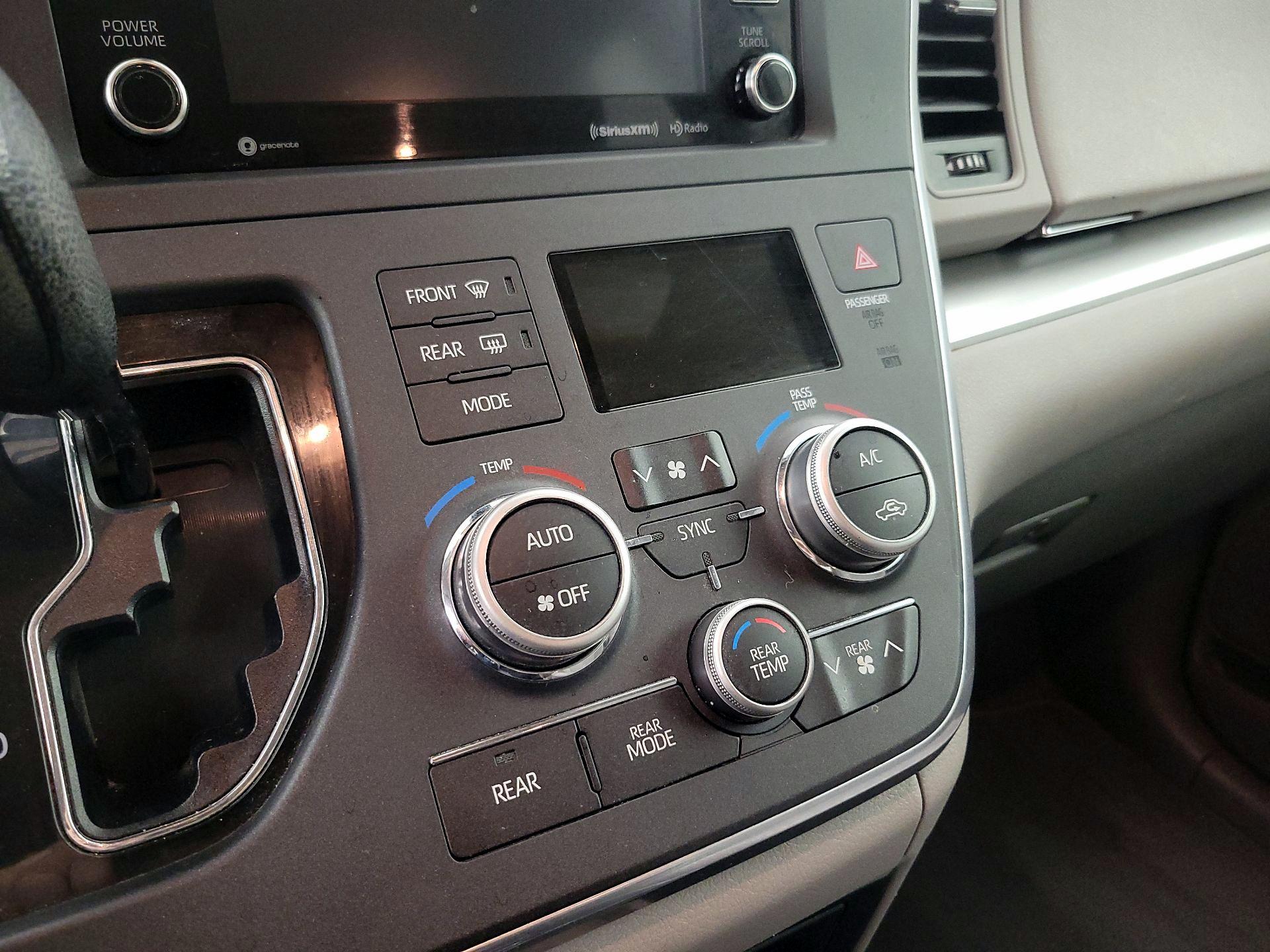 Thumbnail: 2019 Toyota Sienna - 16