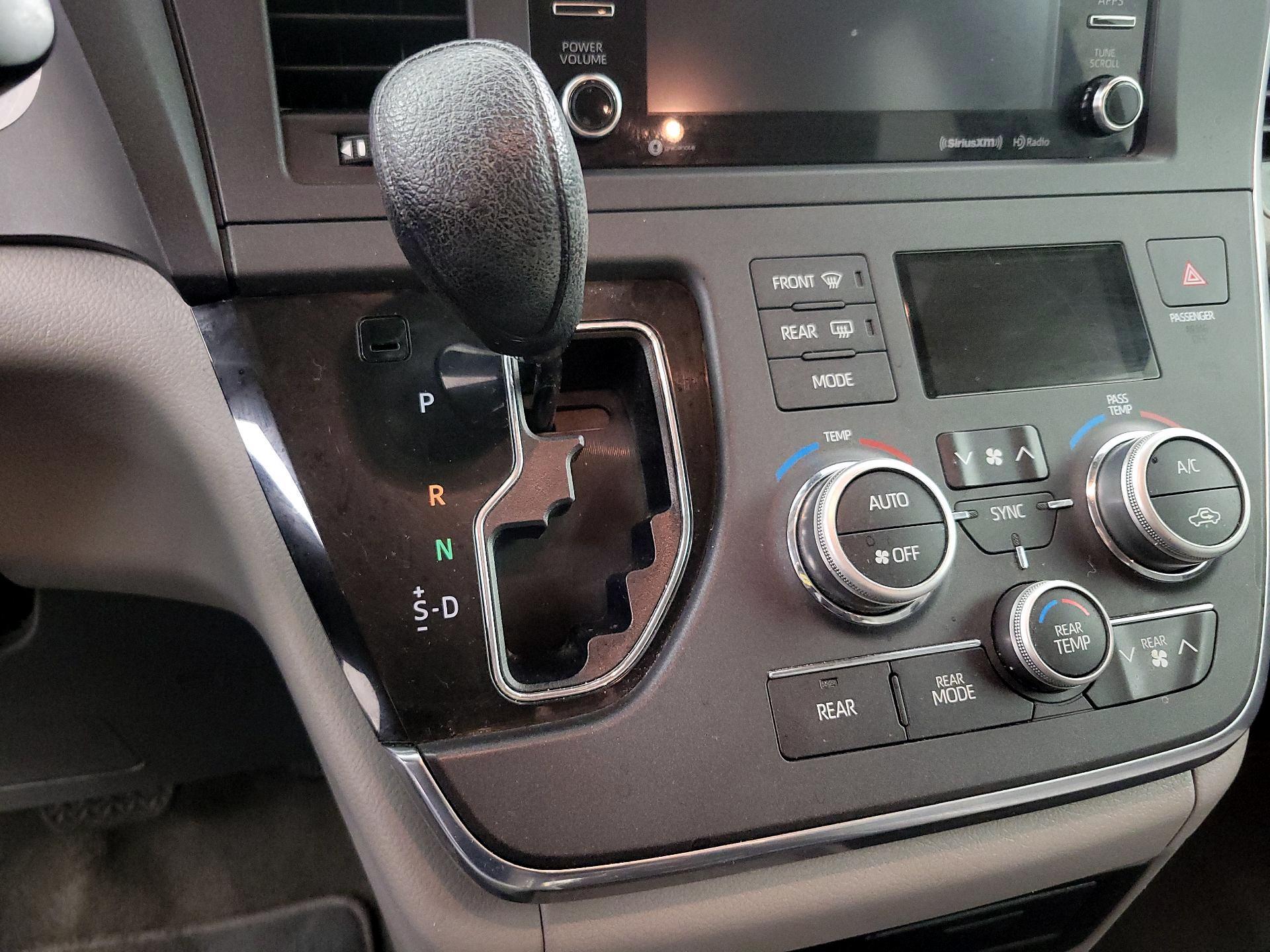 Thumbnail: 2019 Toyota Sienna - 17