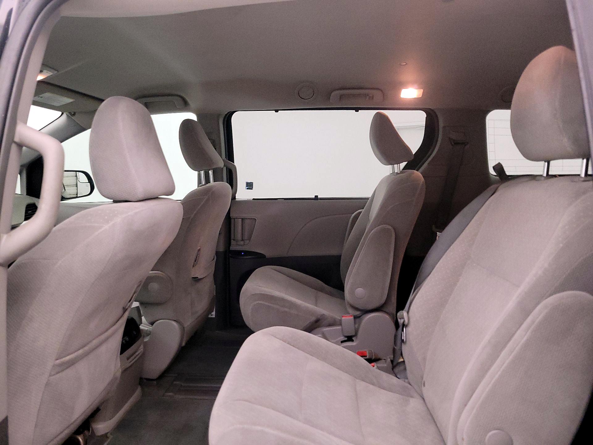 Thumbnail: 2019 Toyota Sienna - 19