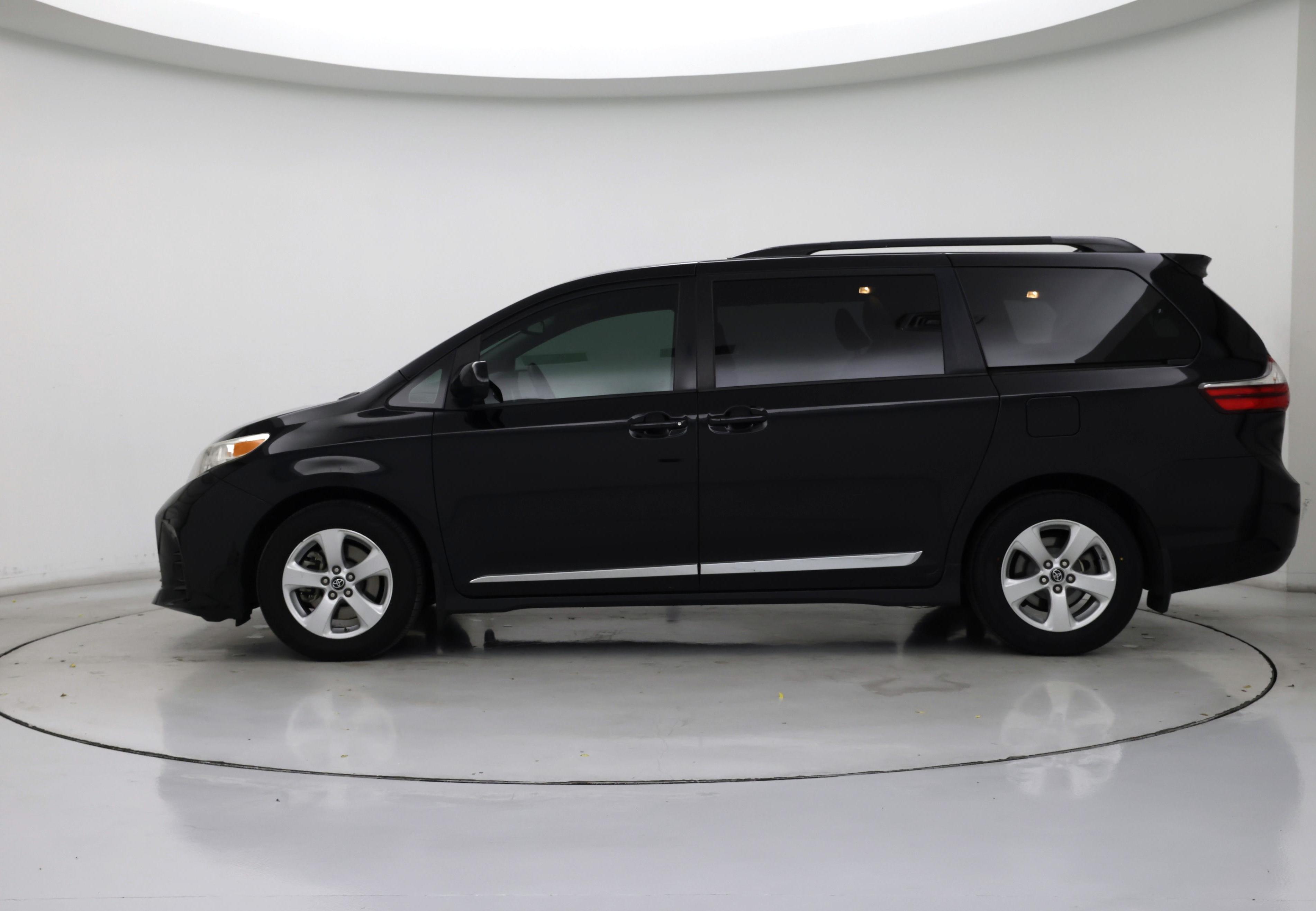 Thumbnail: 2019 Toyota Sienna - 3
