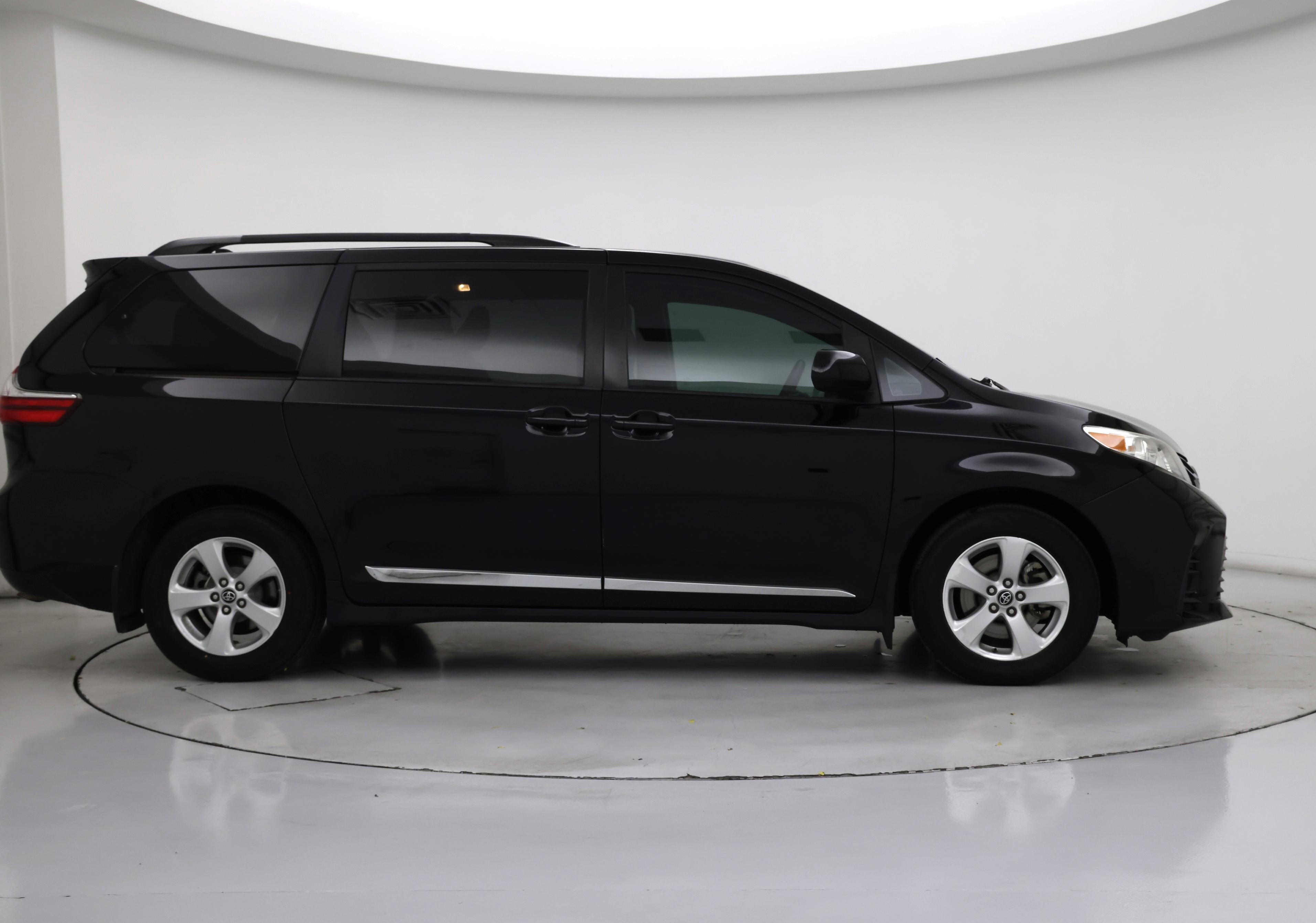 Thumbnail: 2019 Toyota Sienna - 7