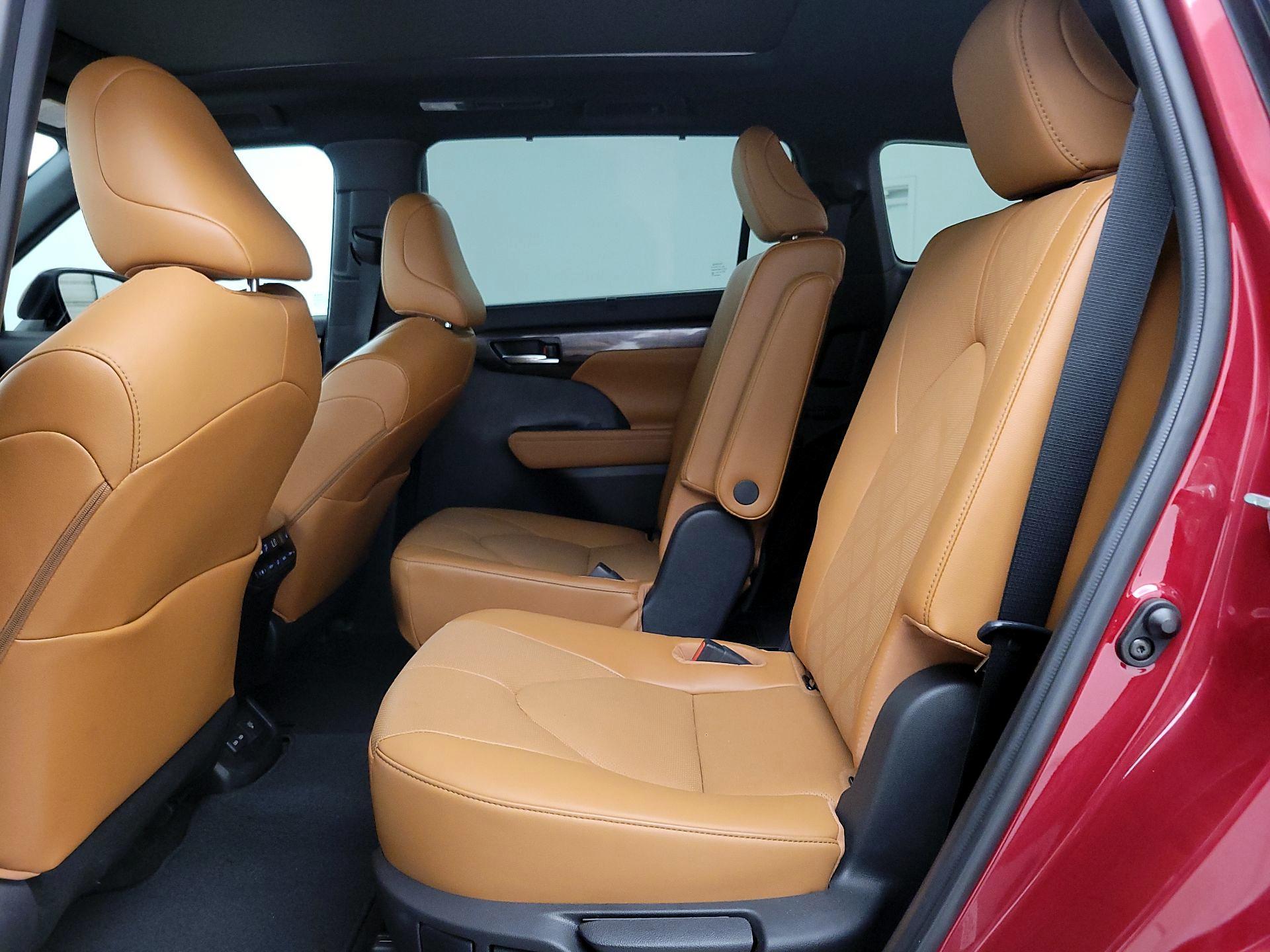 Thumbnail: 2023 Toyota Highlander - 20