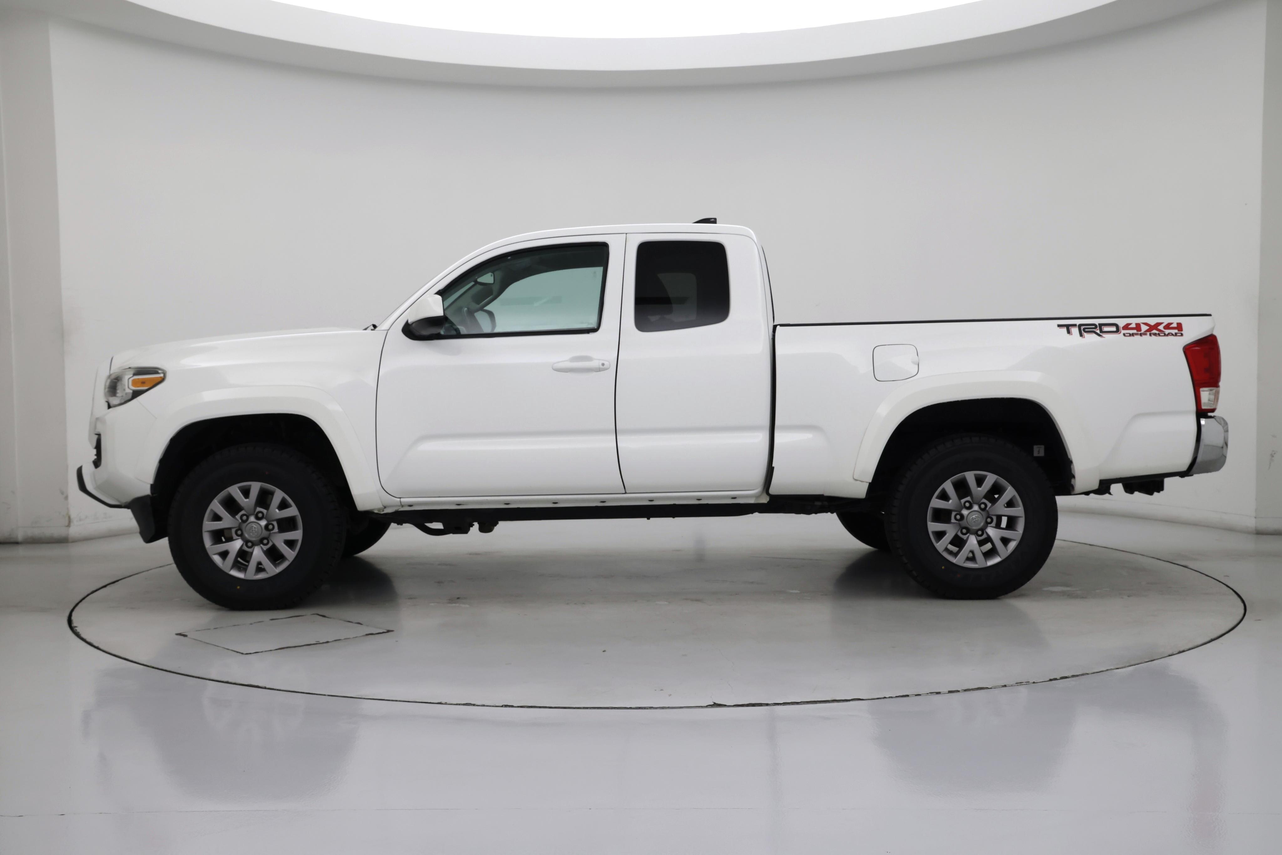 Thumbnail: 2018 Toyota Tacoma - 3