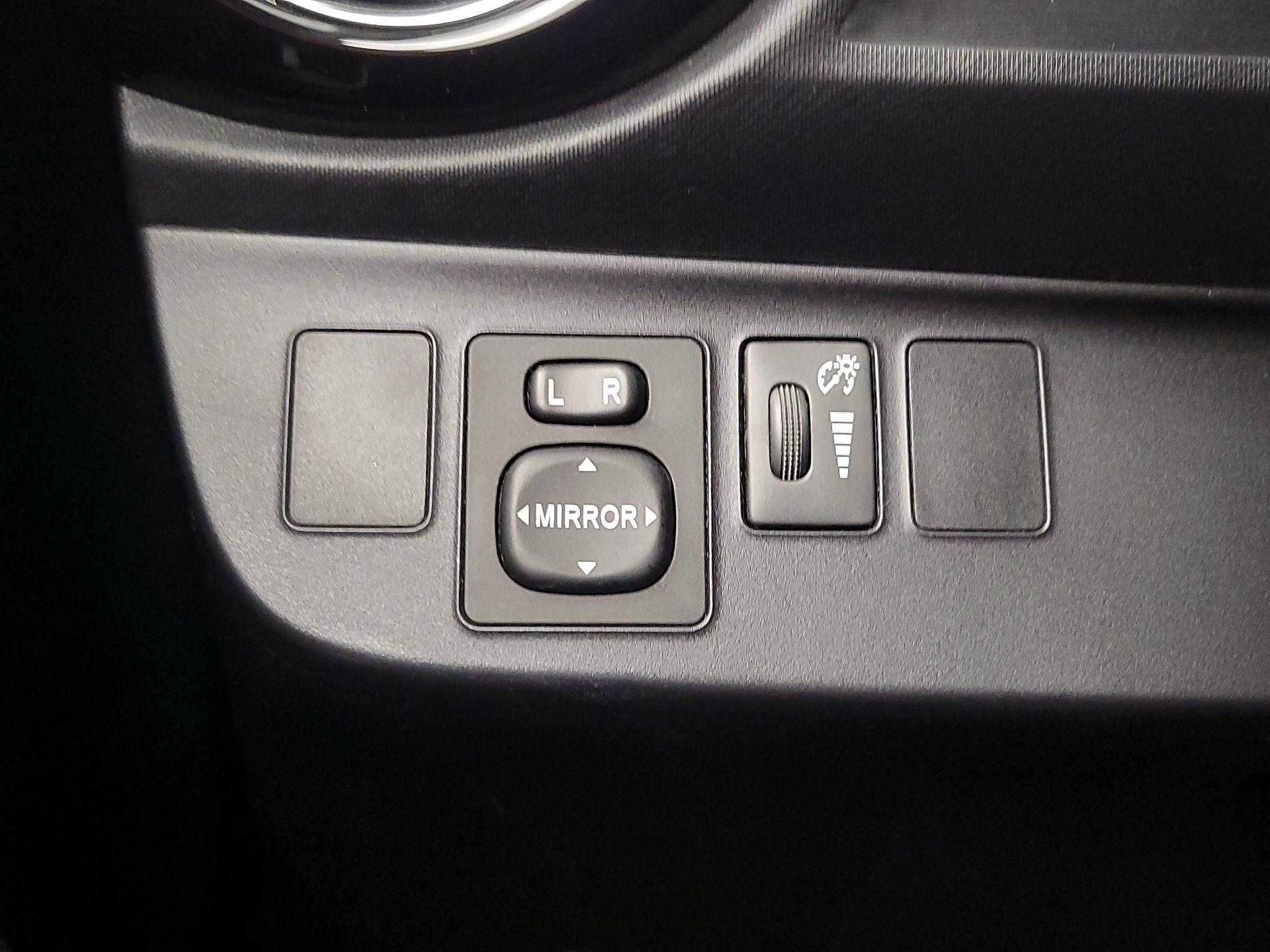 Thumbnail: 2015 Toyota Prius c - 13