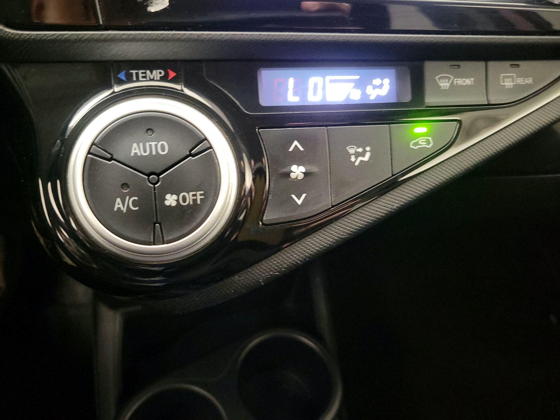Thumbnail: 2015 Toyota Prius c - 15