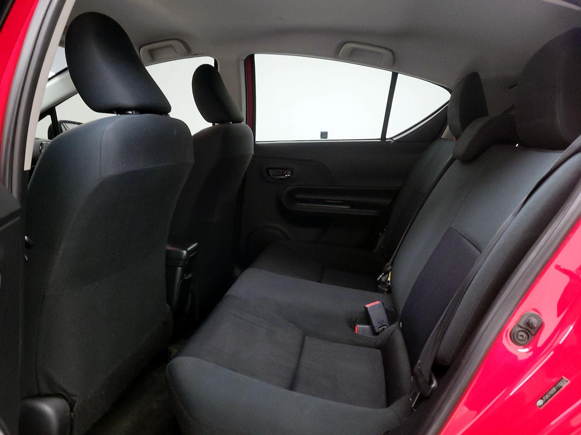 Thumbnail: 2015 Toyota Prius c - 17