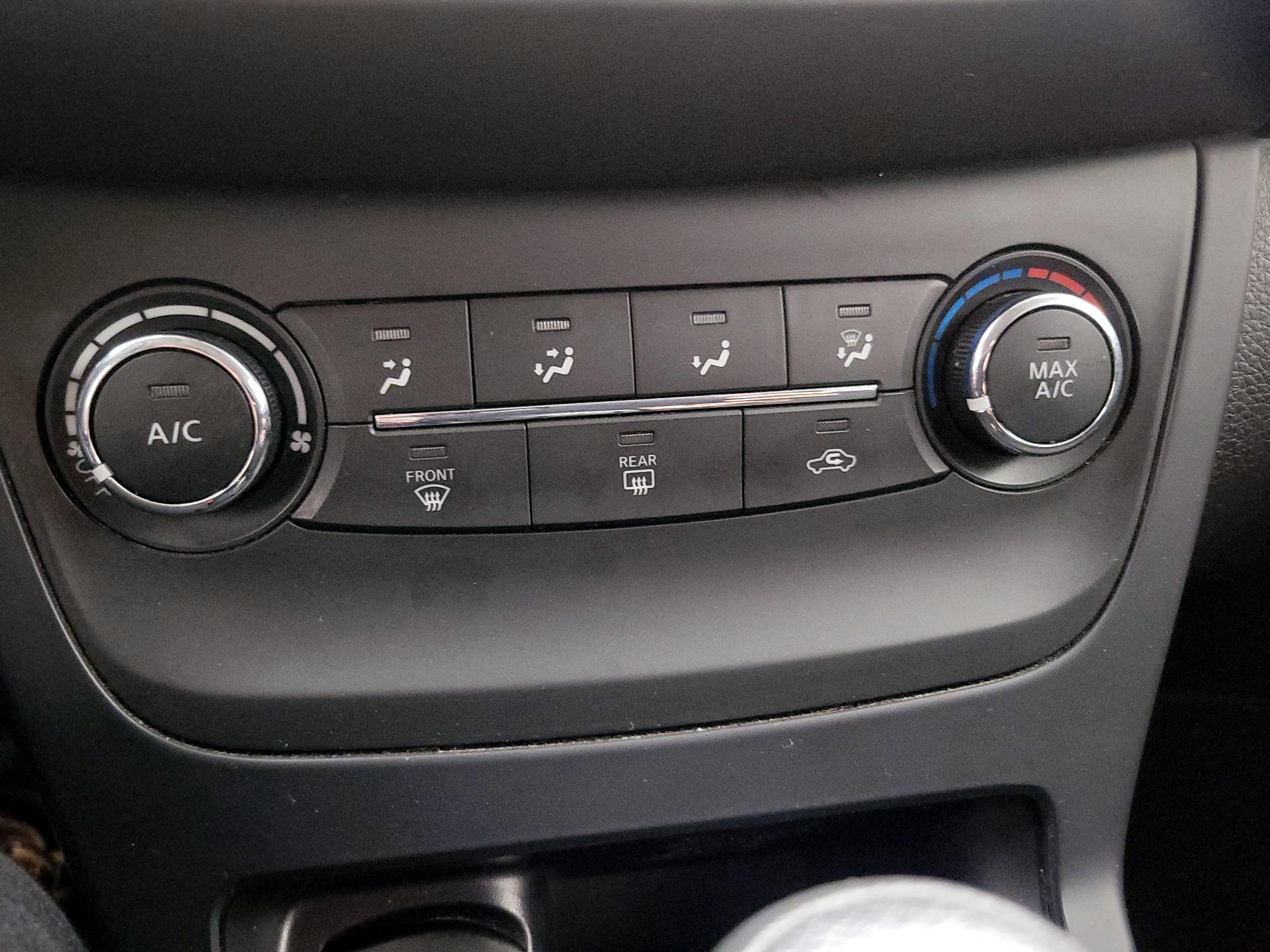 Thumbnail: 2016 Nissan Sentra - 15
