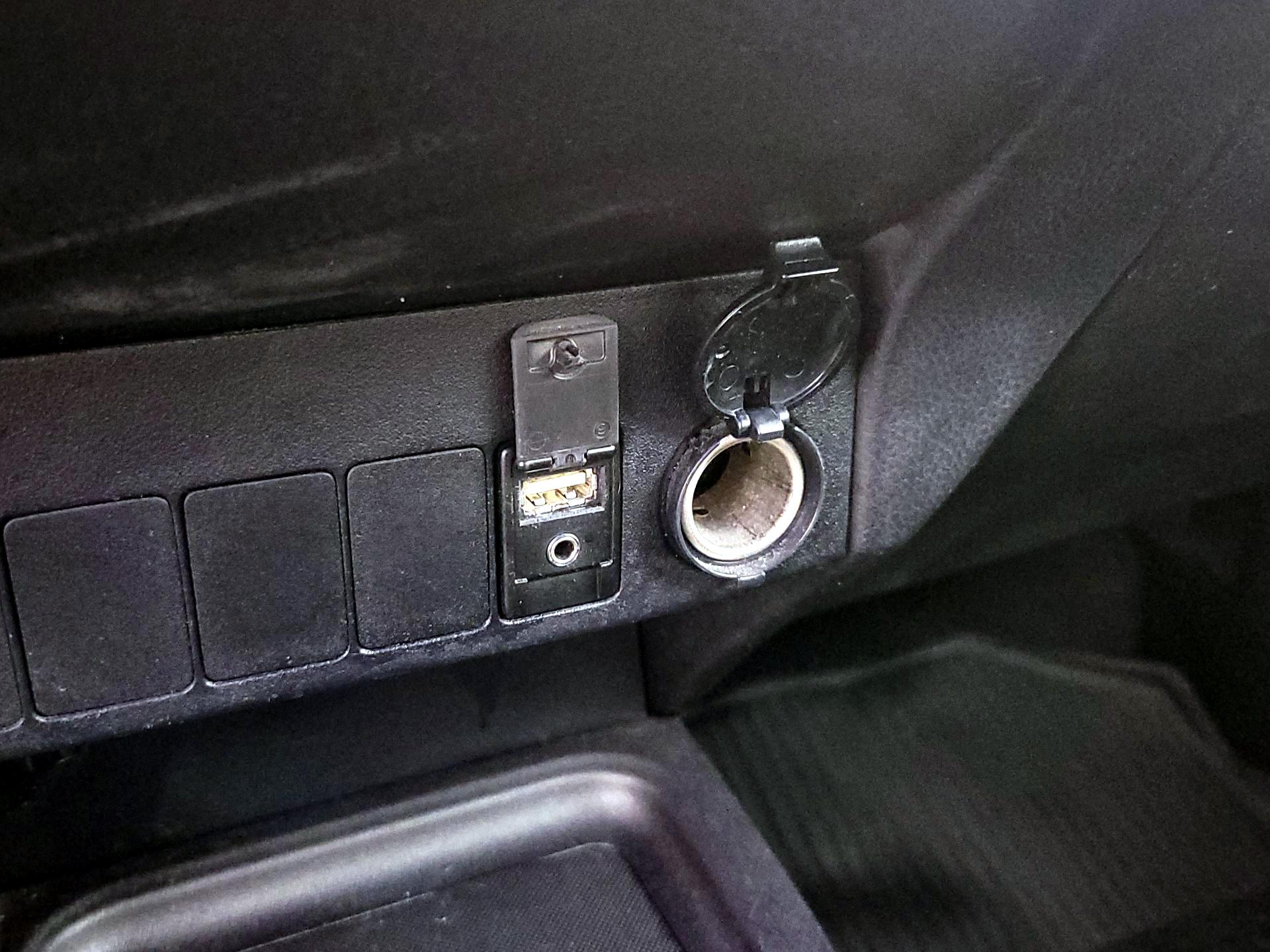 Thumbnail: 2018 Toyota RAV4 - 18