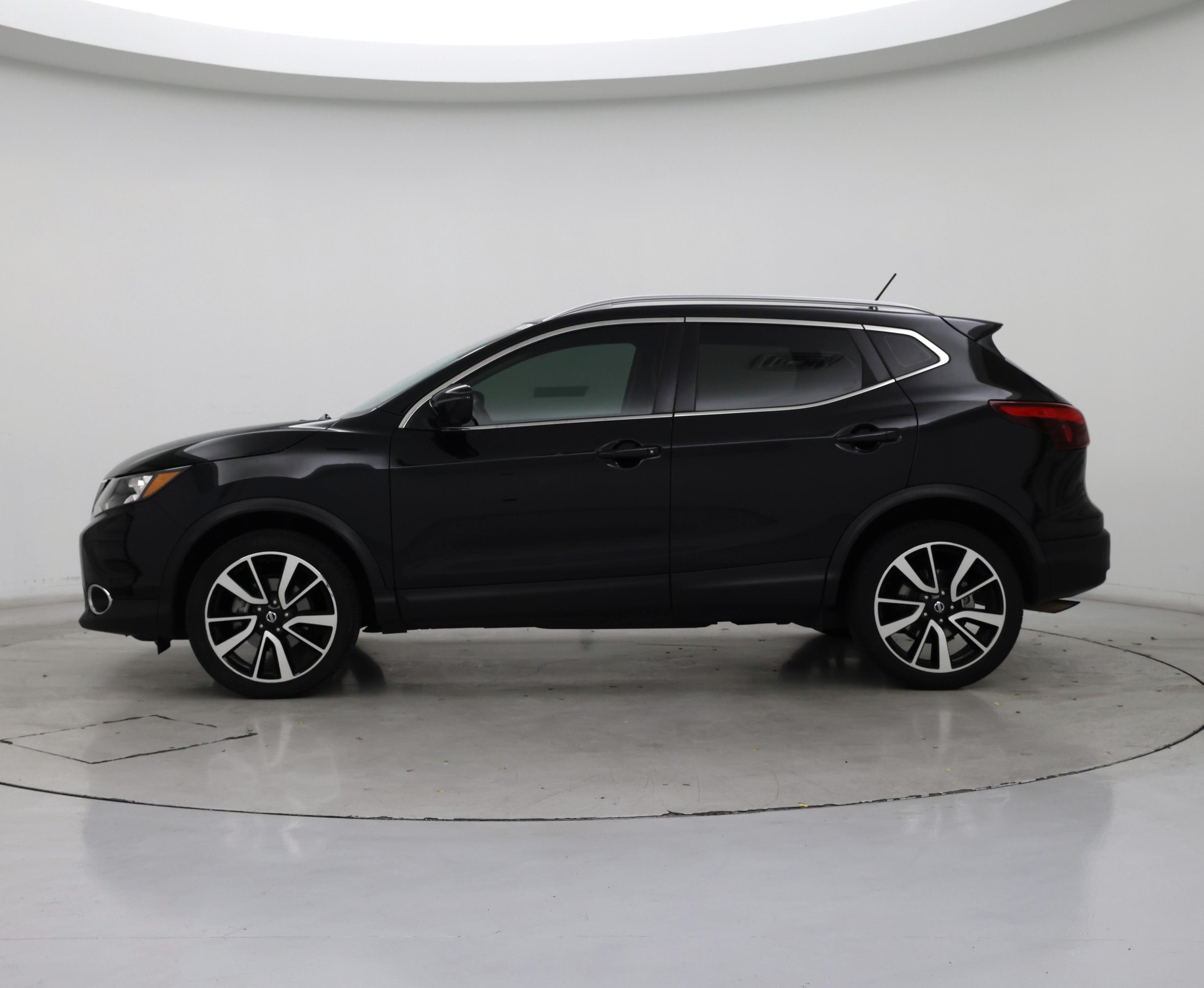 Thumbnail: 2017 Nissan Rogue Sport - 3