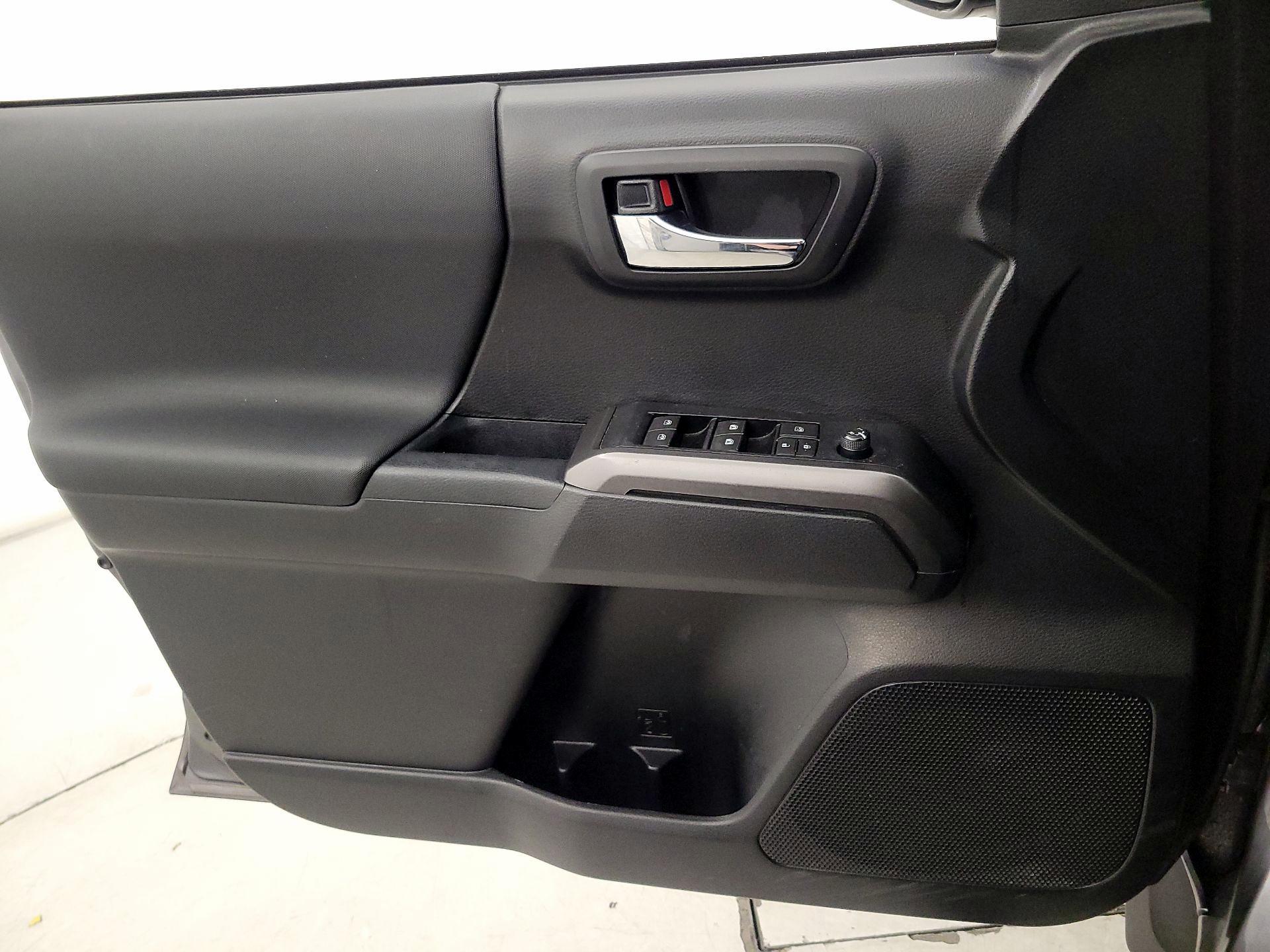 Thumbnail: 2019 Toyota Tacoma - 12