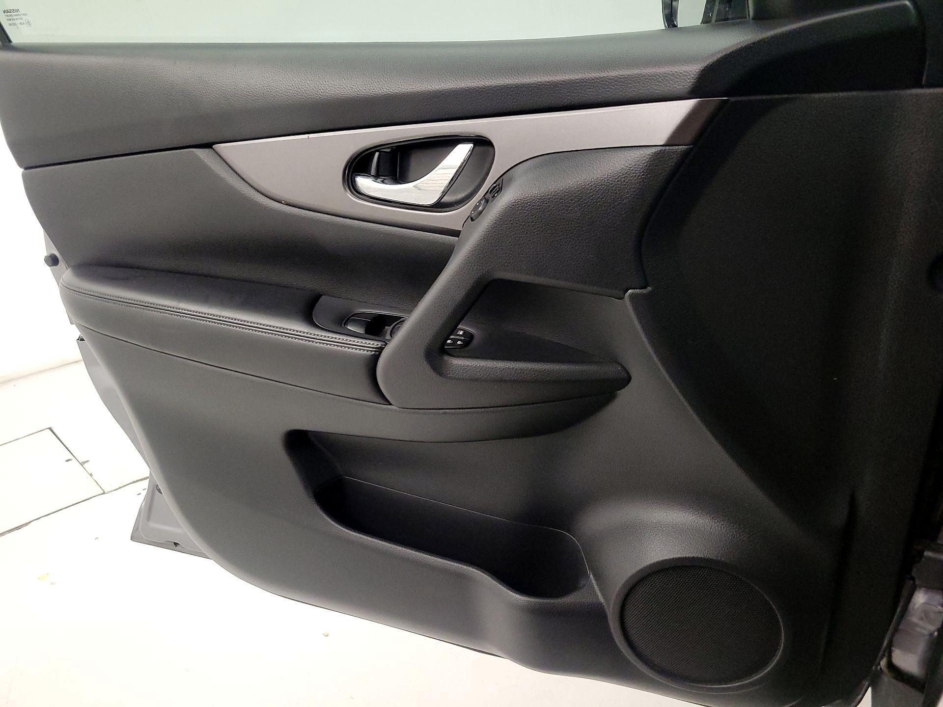 Thumbnail: 2016 Nissan Rogue - 12