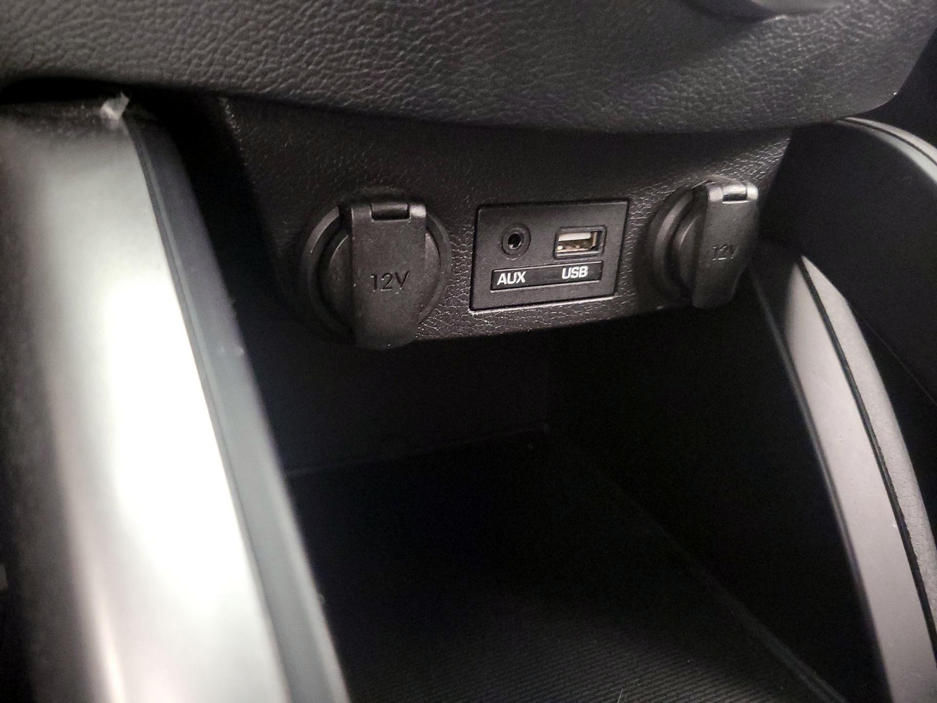 Thumbnail: 2017 Hyundai Veloster - 18