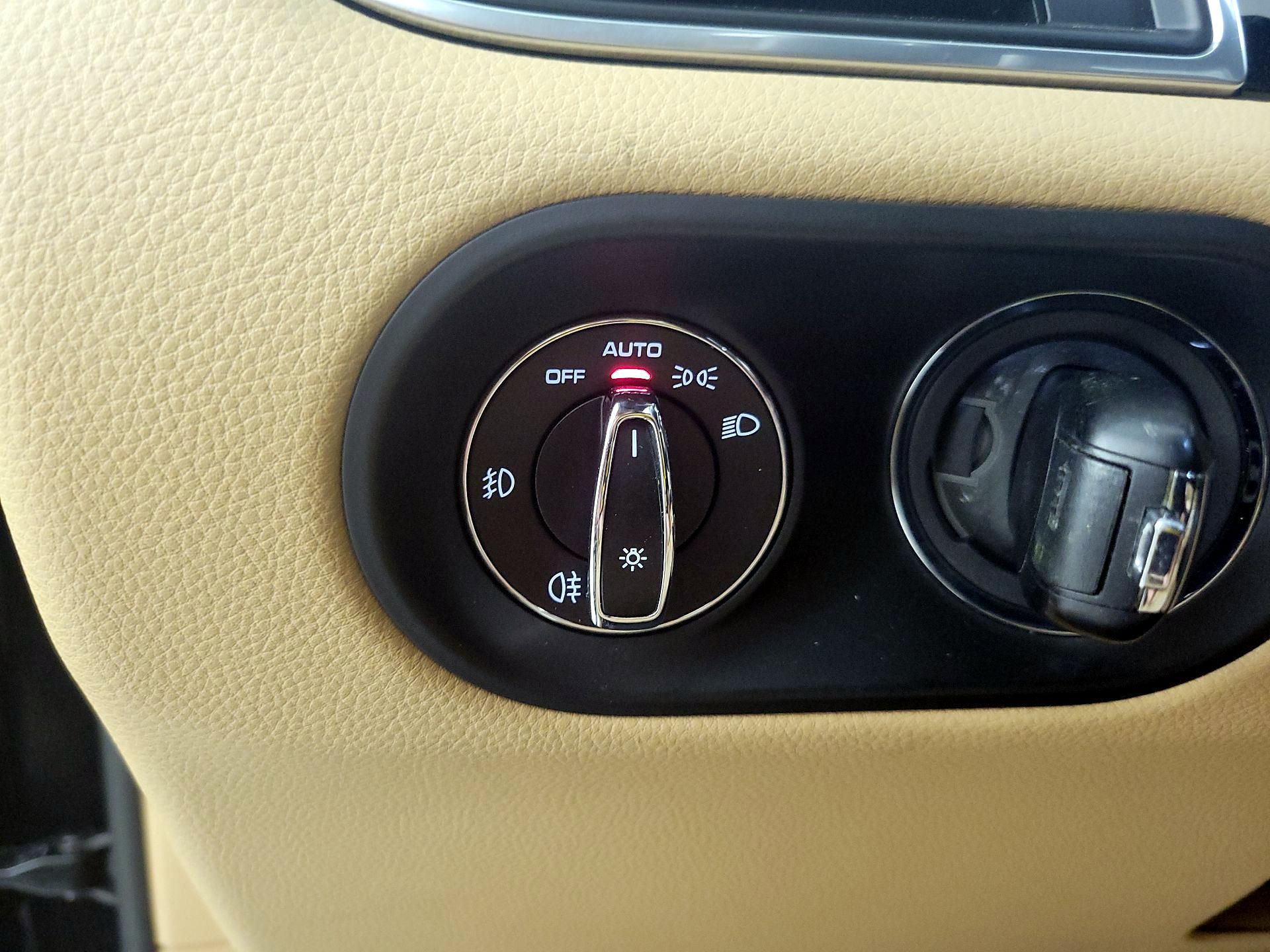 Thumbnail: 2017 Porsche Macan - 13