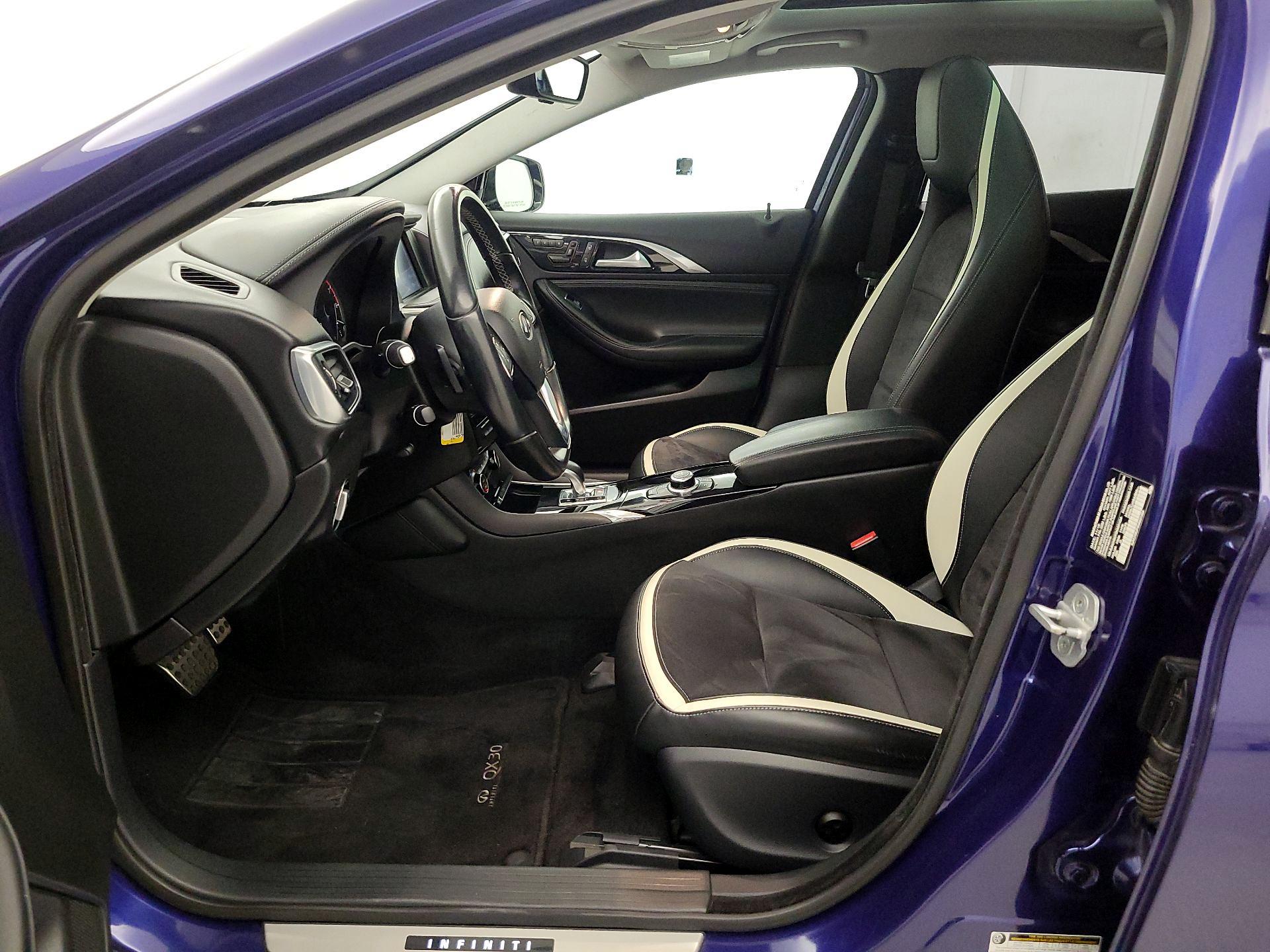 Thumbnail: 2017 INFINITI QX30 - 11