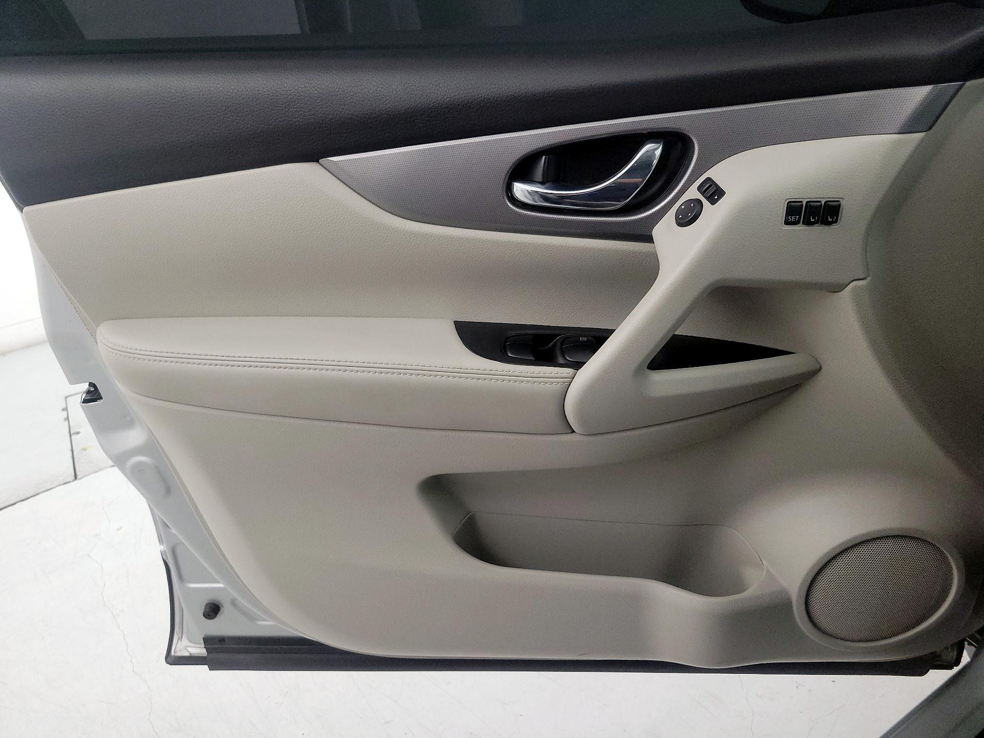 Thumbnail: 2020 Nissan Rogue Sport - 12