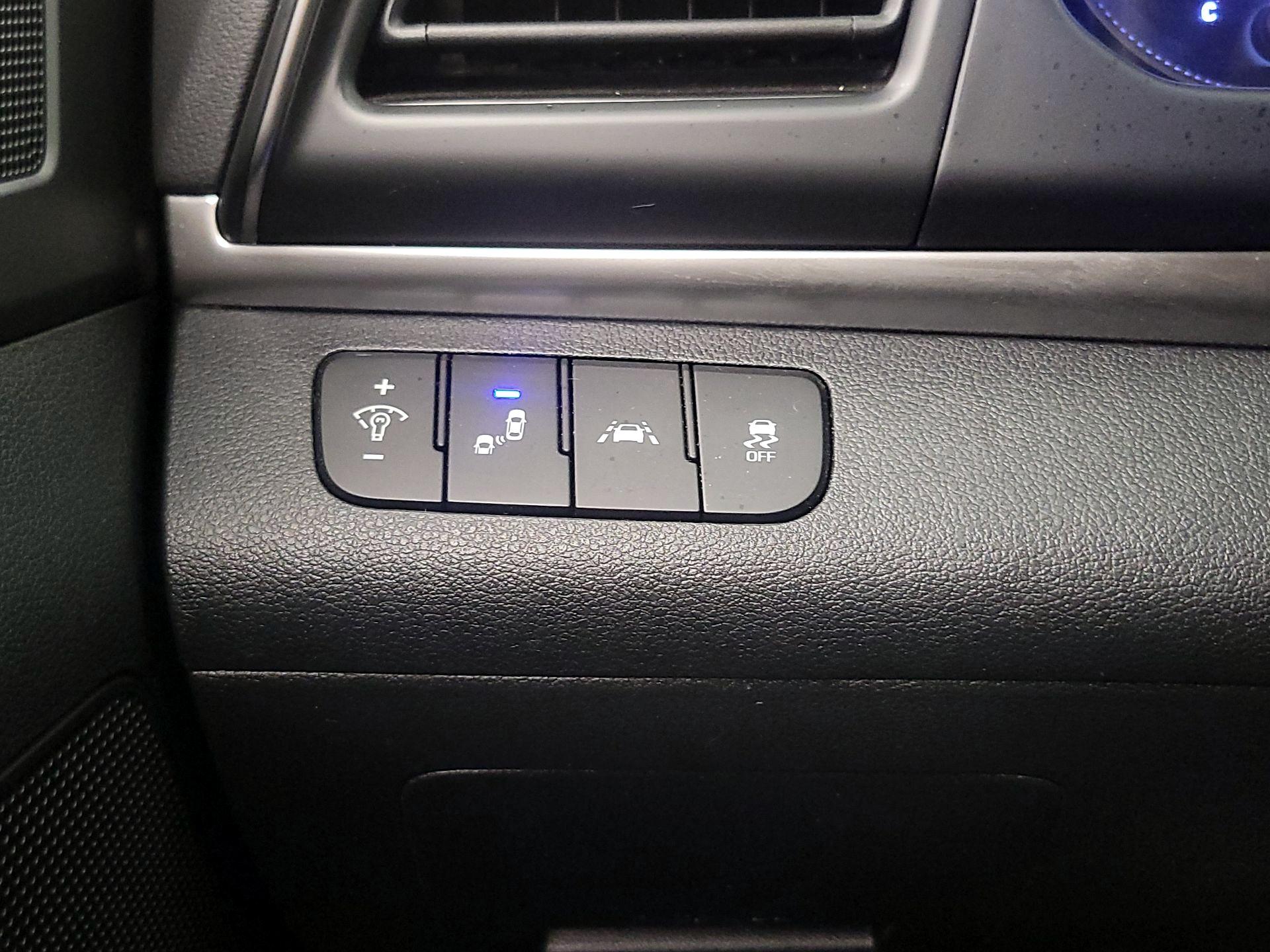 Thumbnail: 2020 Hyundai Elantra - 13