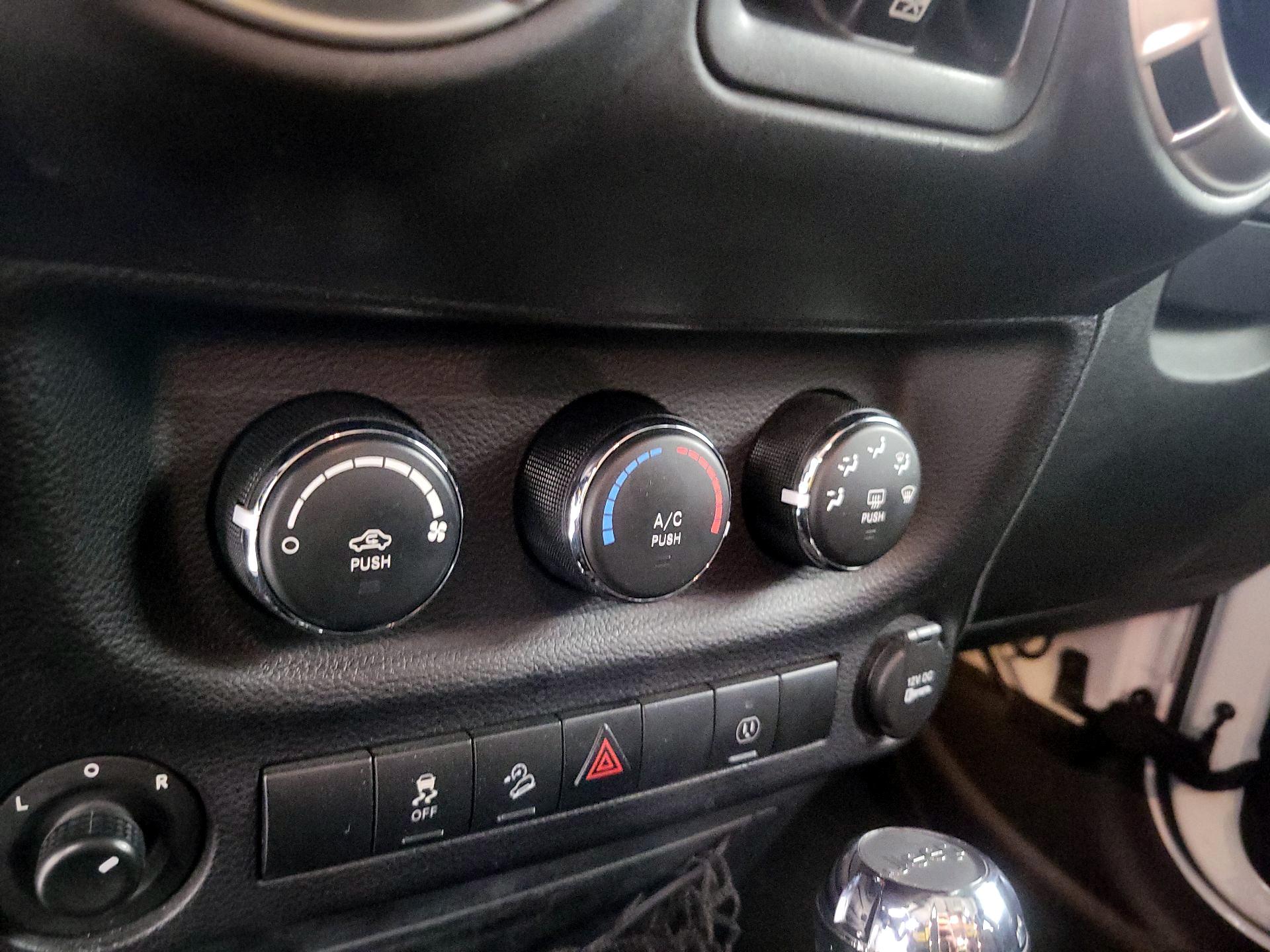 Thumbnail: 2016 Jeep Wrangler - 14