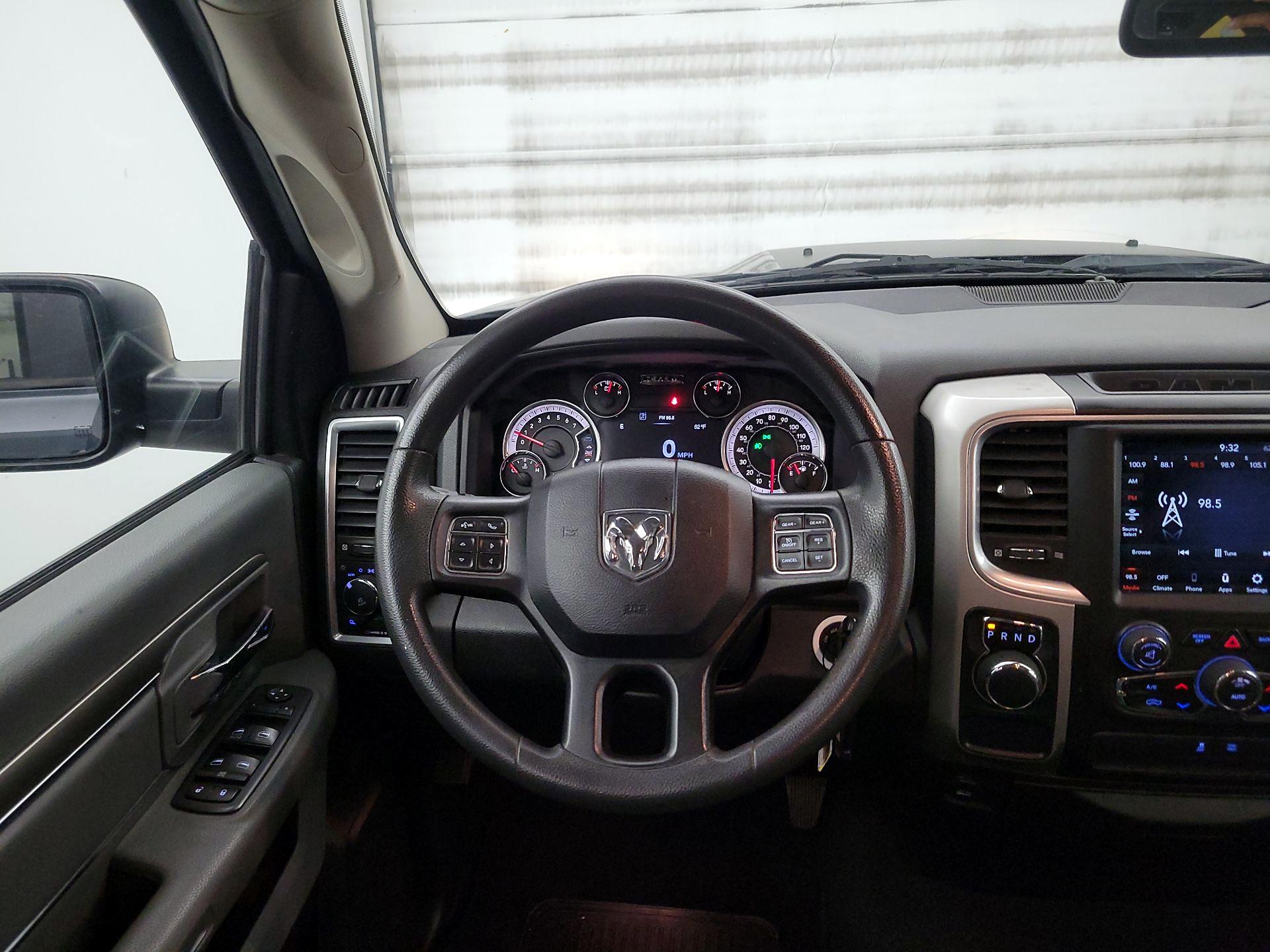 Thumbnail: 2020 RAM 1500 Classic - 10