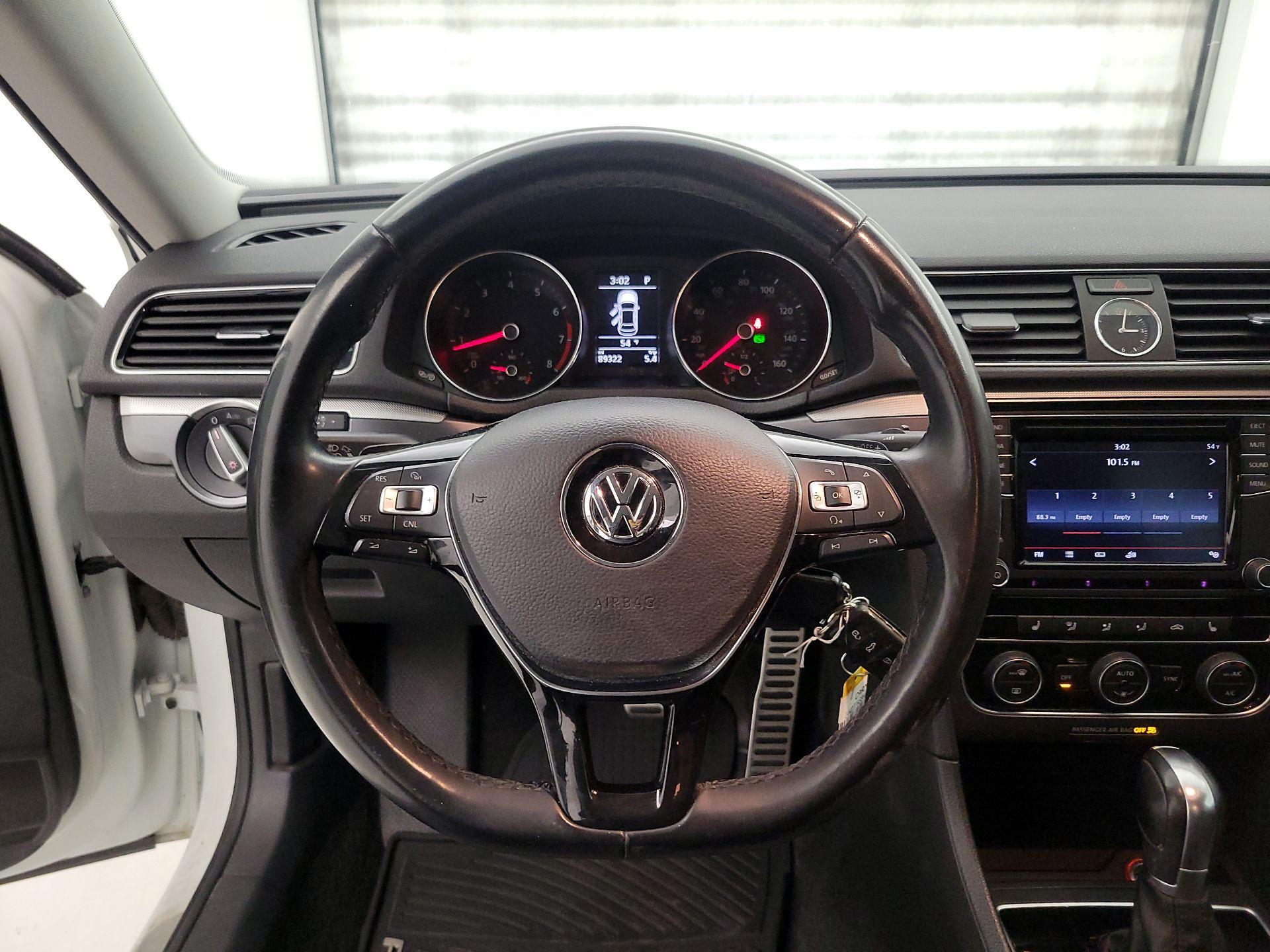 Thumbnail: 2017 Volkswagen Passat - 10