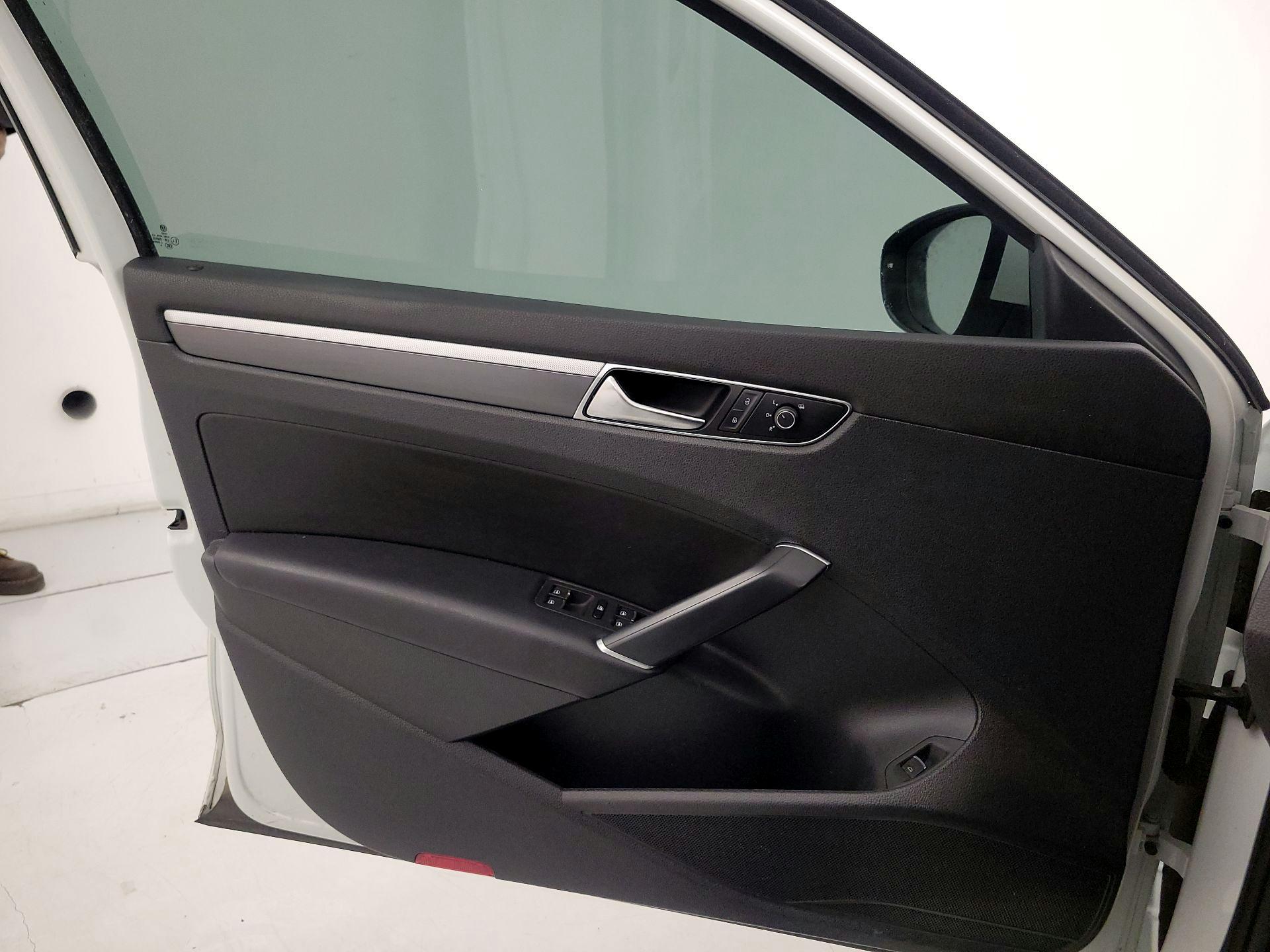 Thumbnail: 2017 Volkswagen Passat - 12