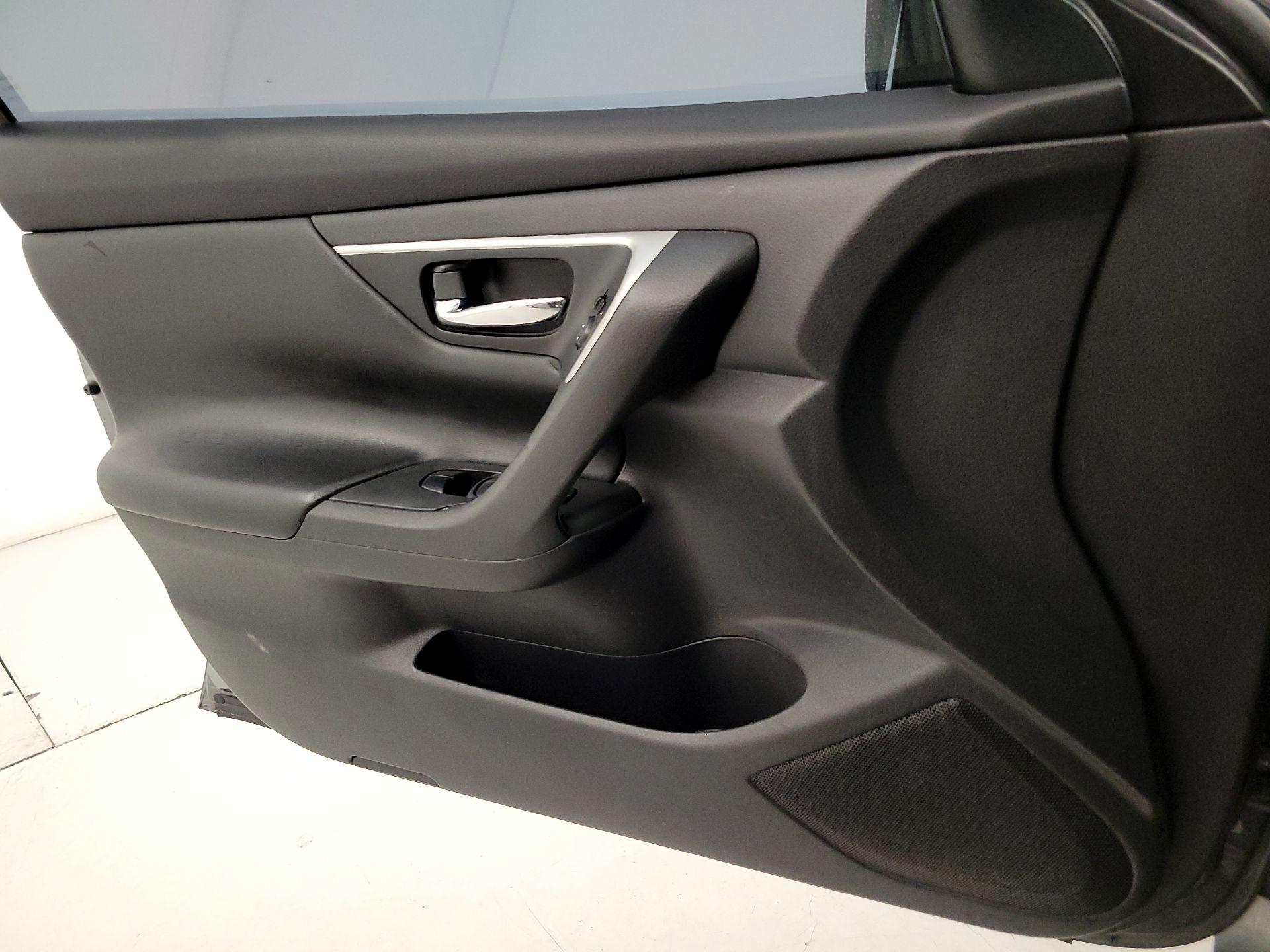 Thumbnail: 2016 Nissan Altima - 12