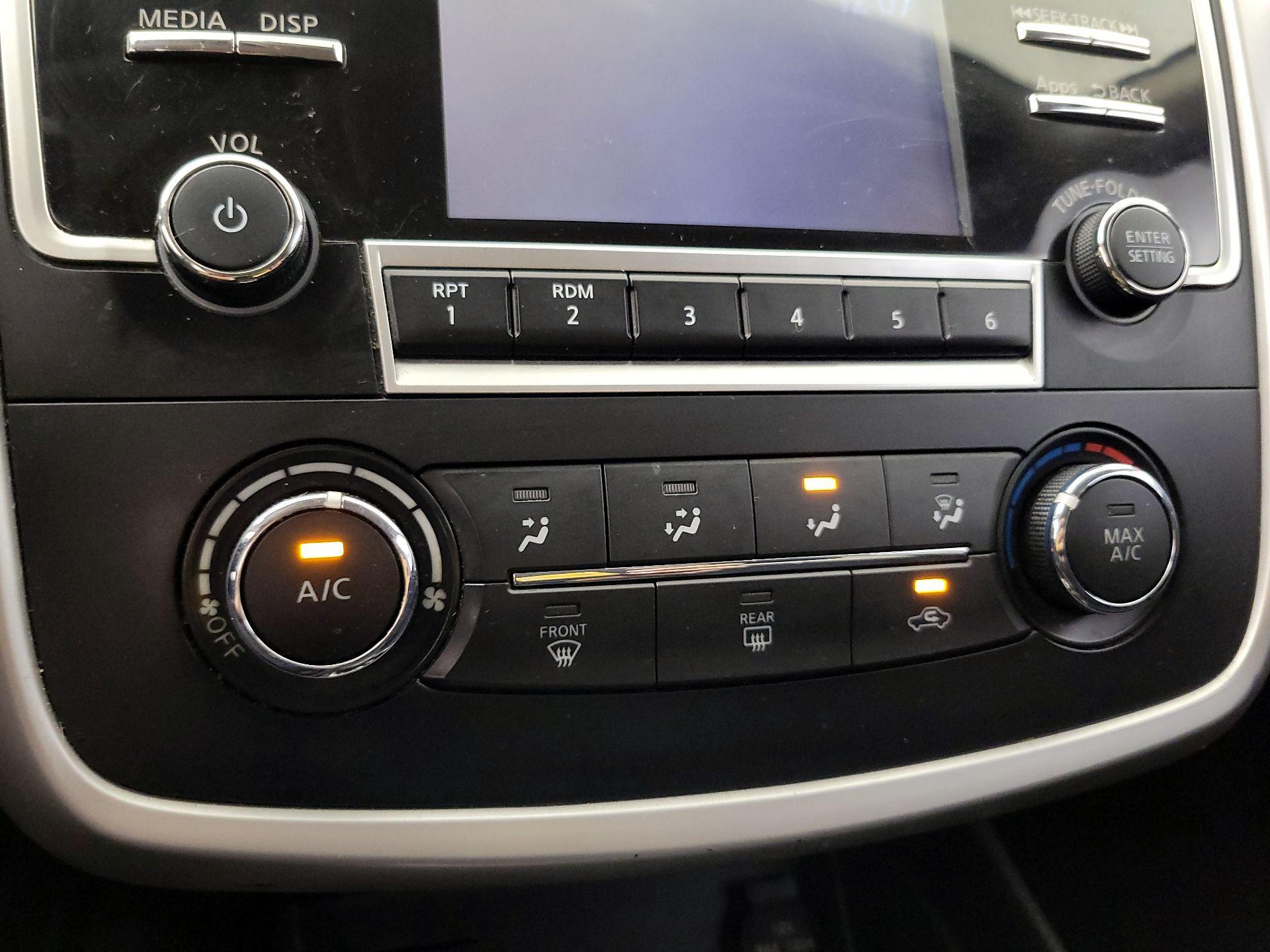 Thumbnail: 2016 Nissan Altima - 16