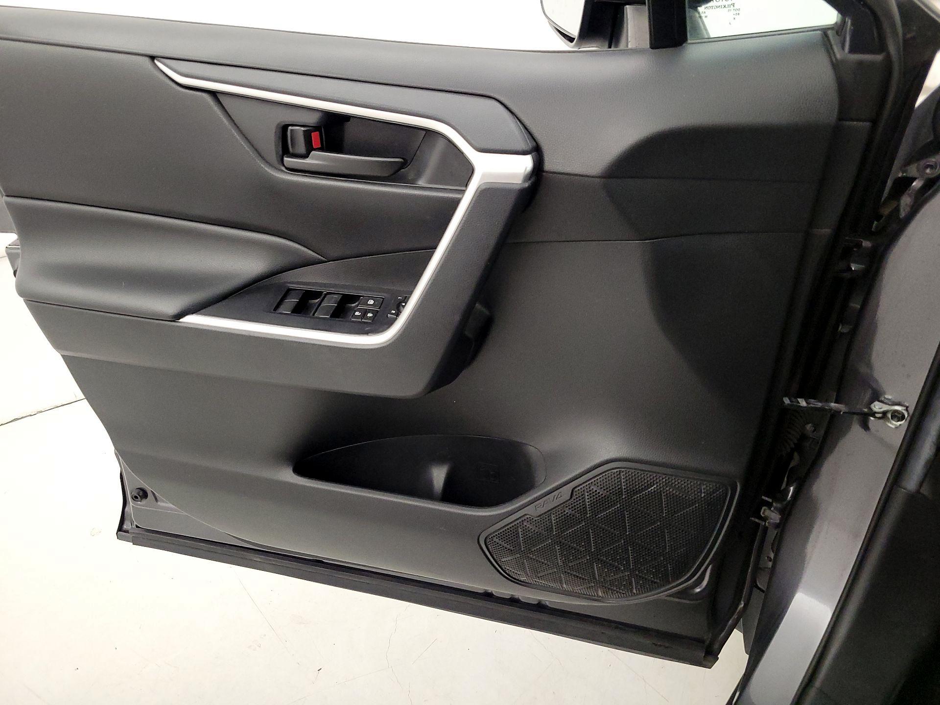 Thumbnail: 2021 Toyota RAV4 - 12