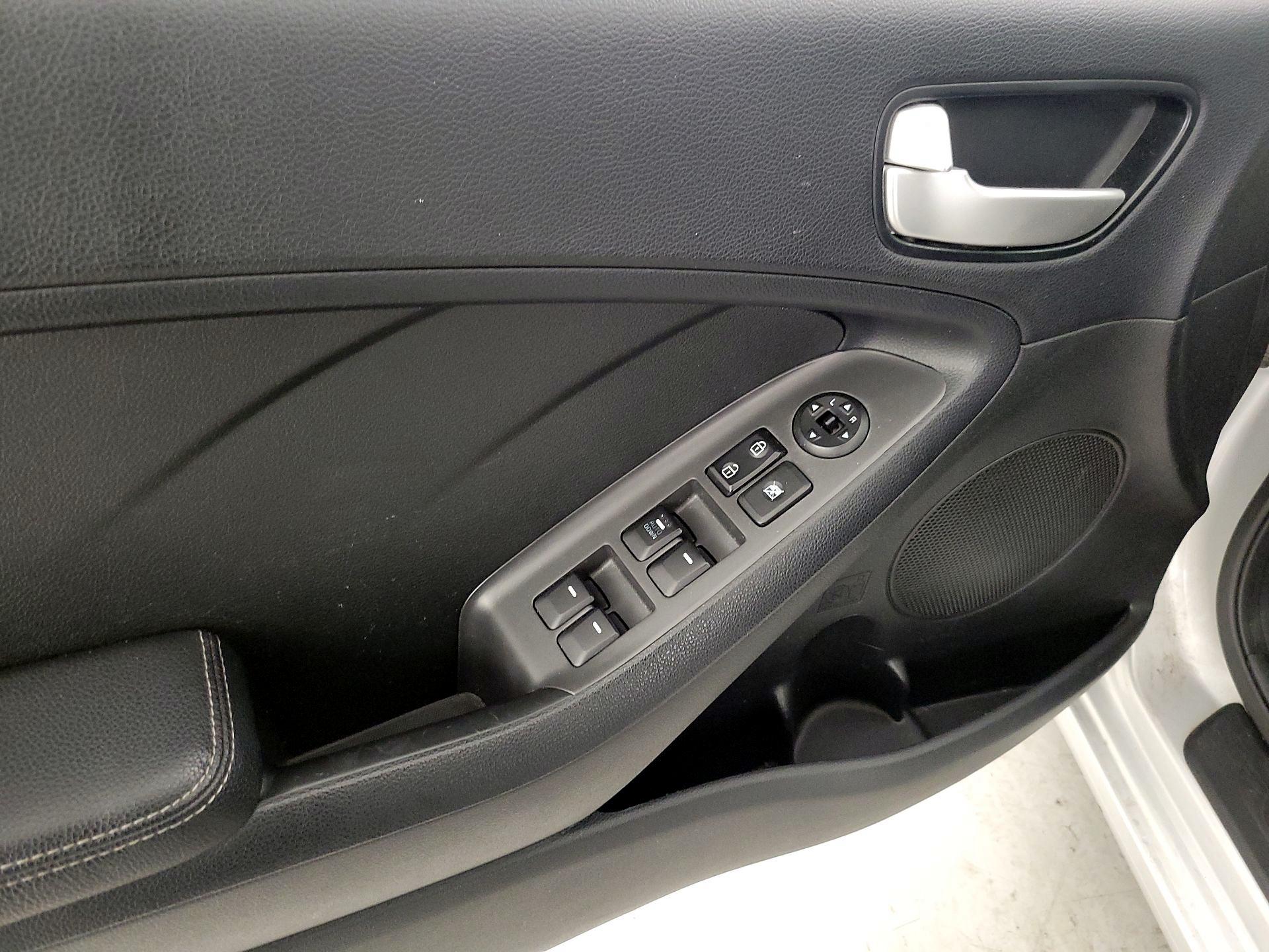 Thumbnail: 2017 Kia Forte - 12