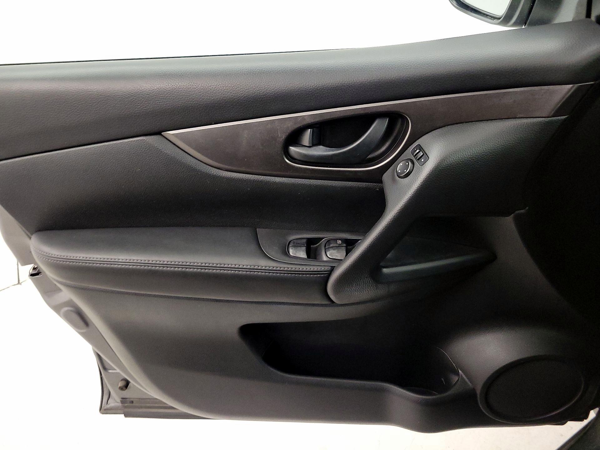 Thumbnail: 2017 Nissan Rogue Sport - 12