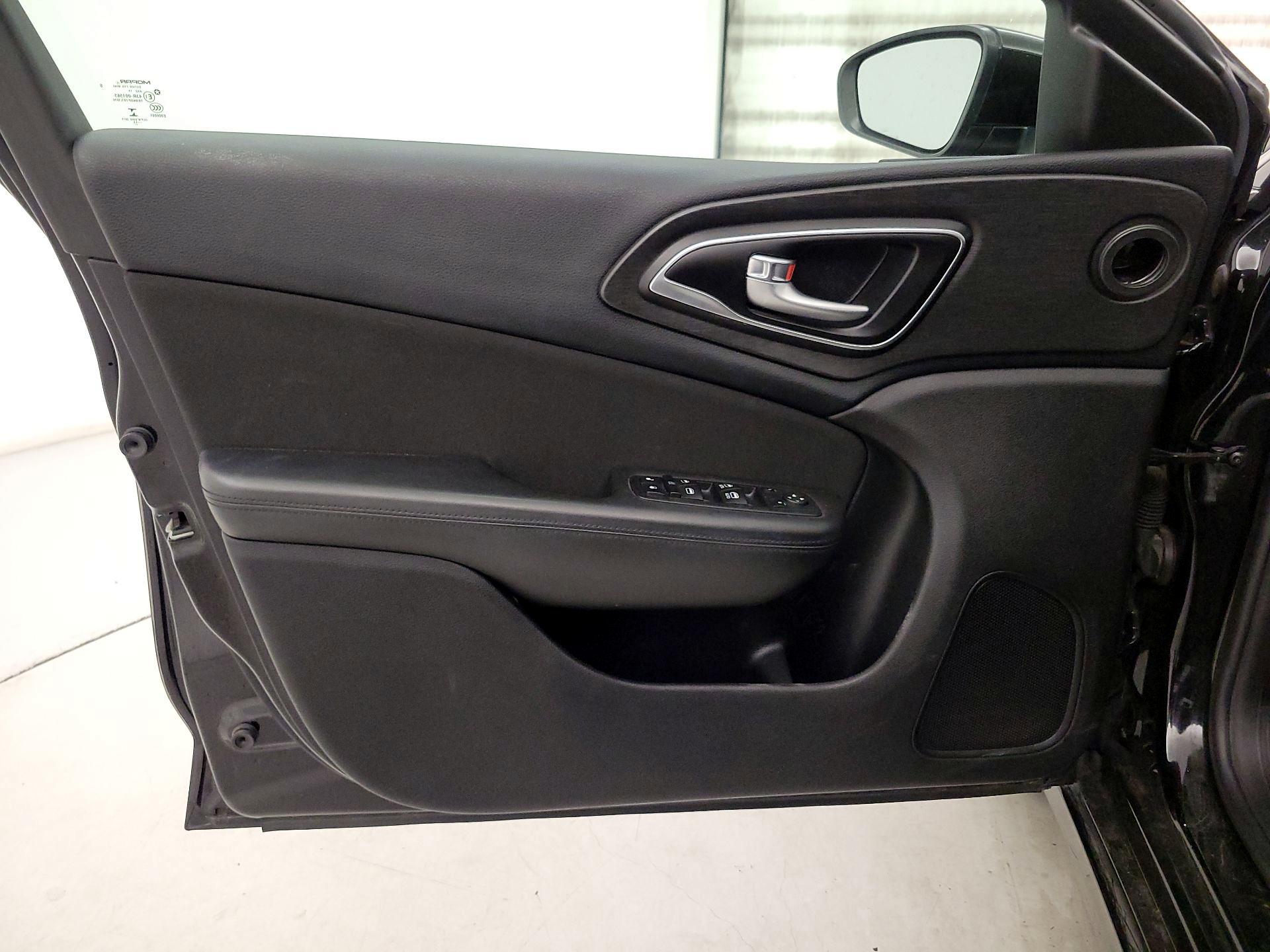 Thumbnail: 2016 Chrysler 200 - 12