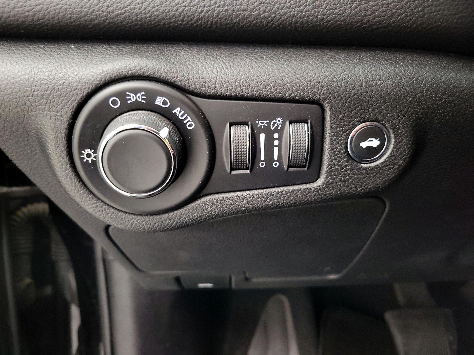 Thumbnail: 2016 Chrysler 200 - 13