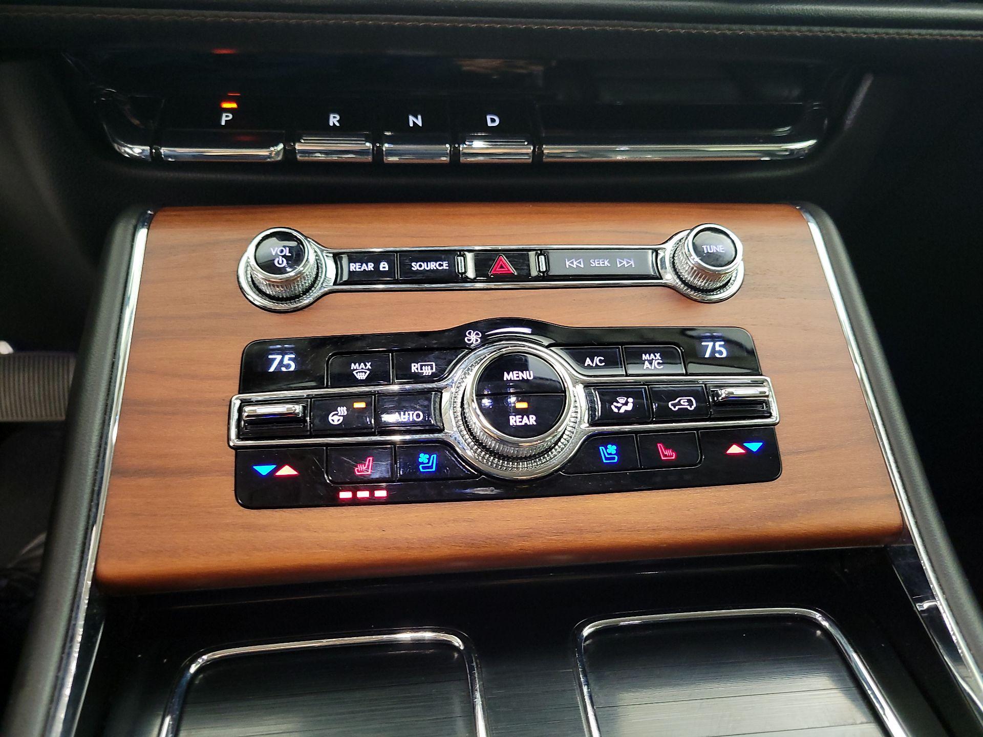 Thumbnail: 2020 Lincoln Aviator - 17