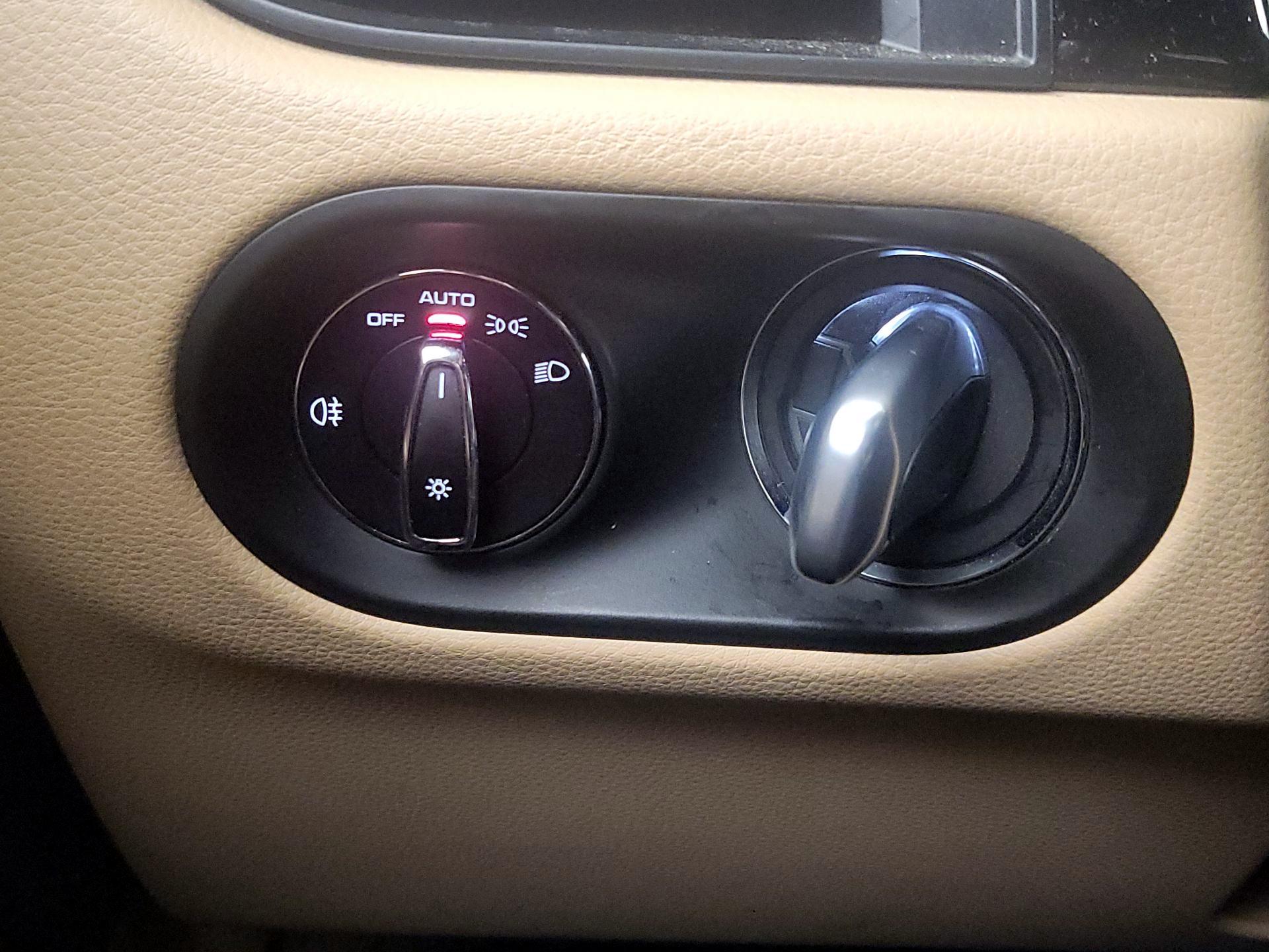 Thumbnail: 2020 Porsche Macan - 13