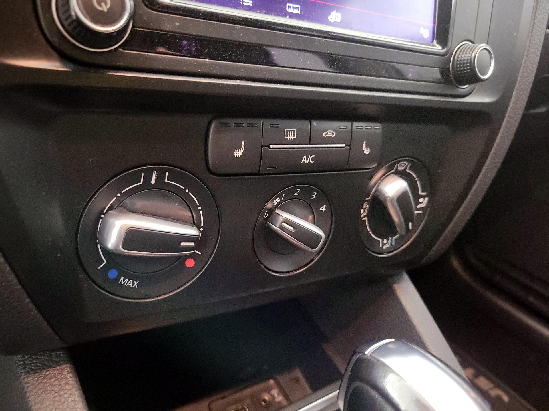 Thumbnail: 2017 Volkswagen Jetta - 16