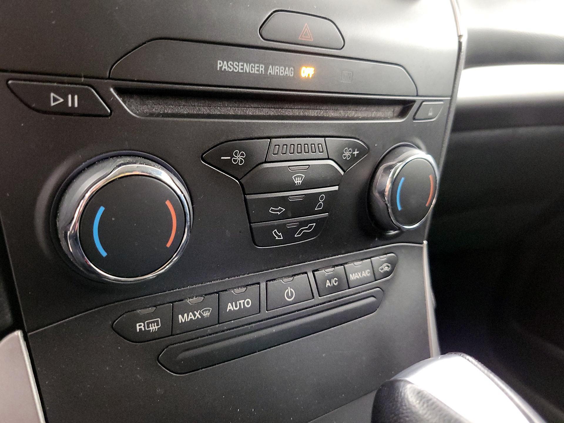 Thumbnail: 2016 Ford Edge - 16