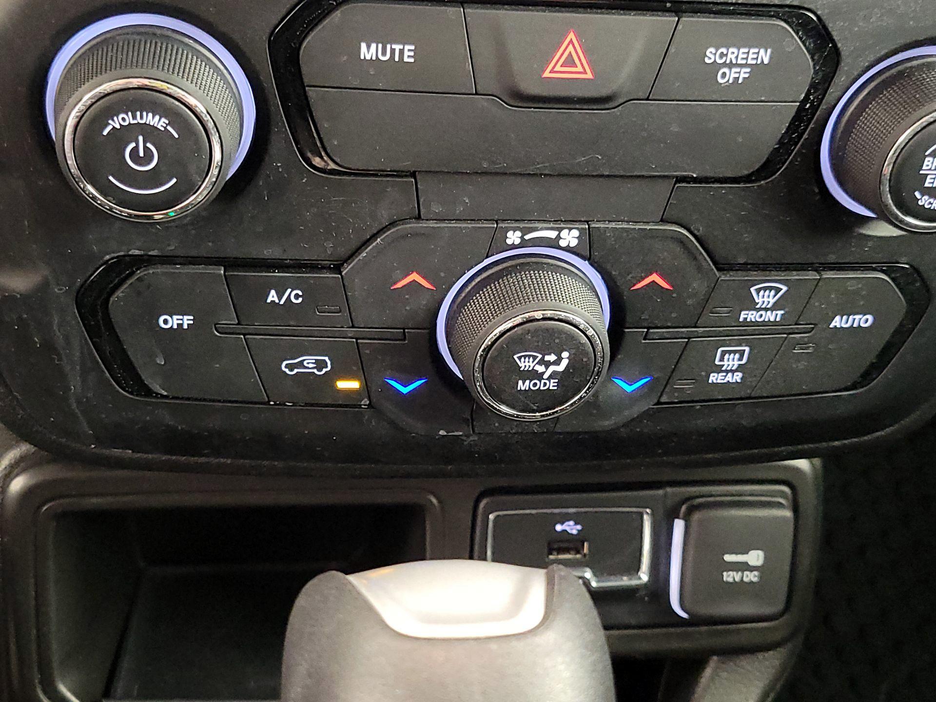 Thumbnail: 2020 Jeep Renegade - 16