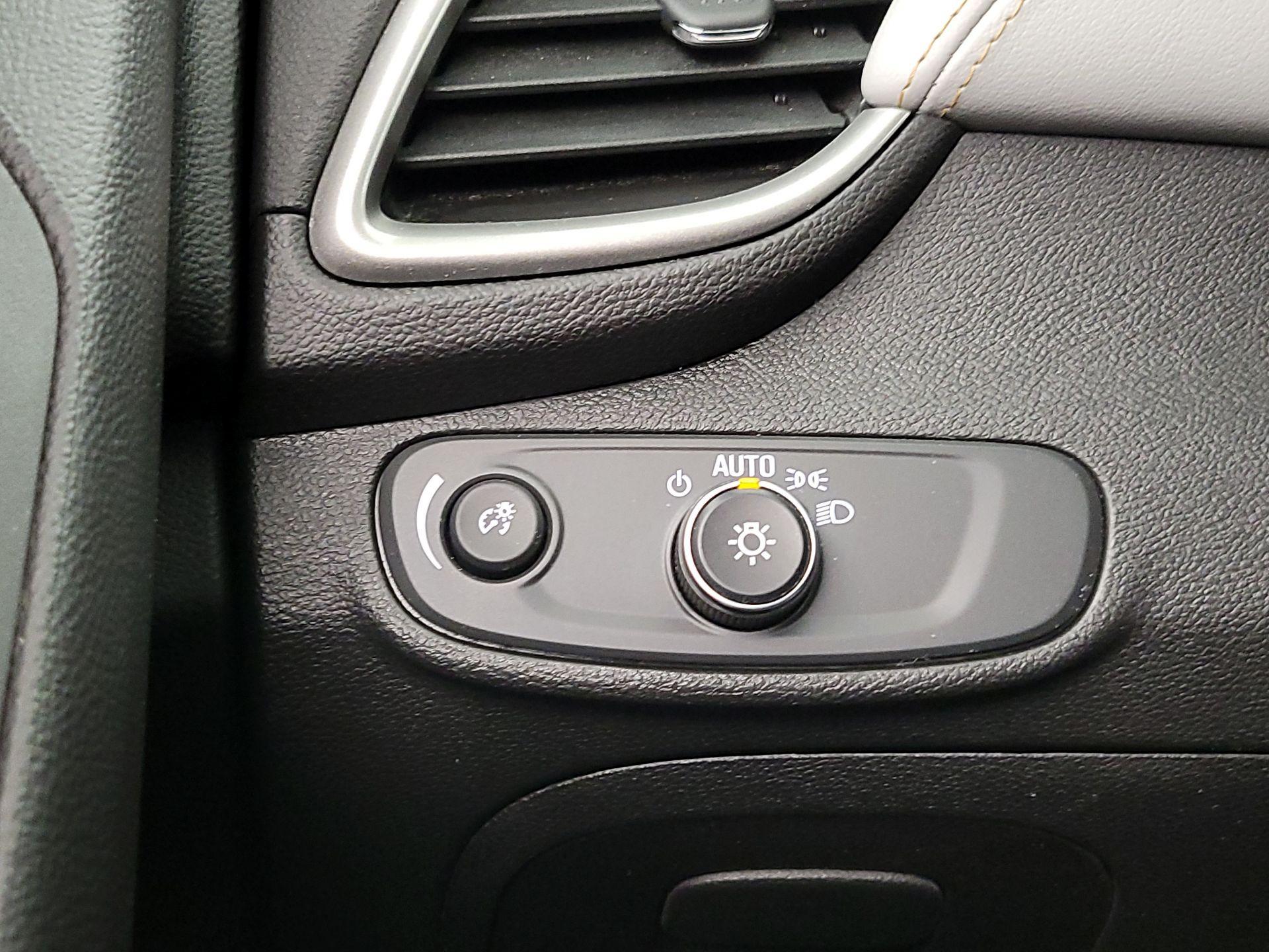 Thumbnail: 2018 Chevrolet Trax - 13