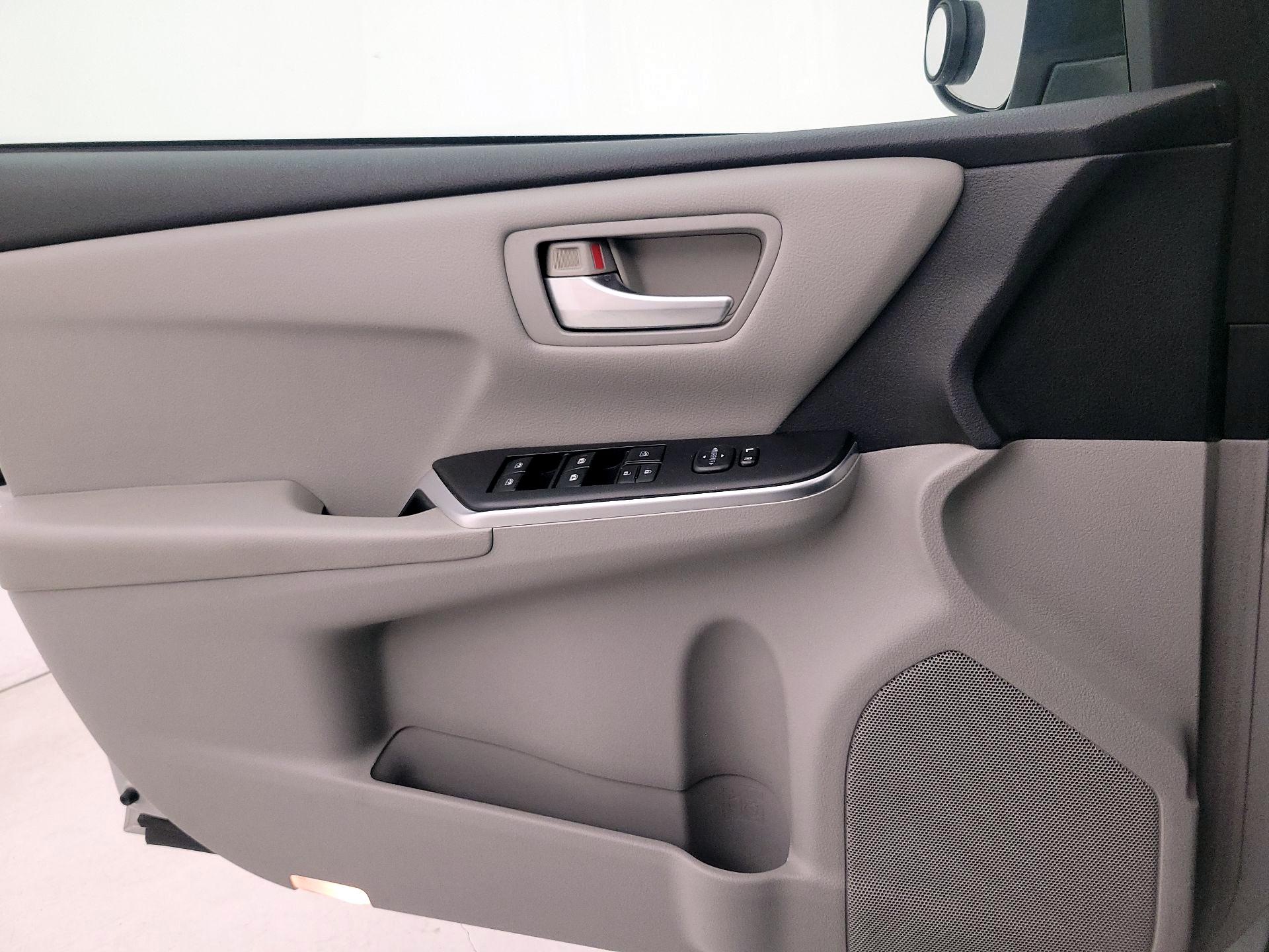 Thumbnail: 2015 Toyota Camry - 12