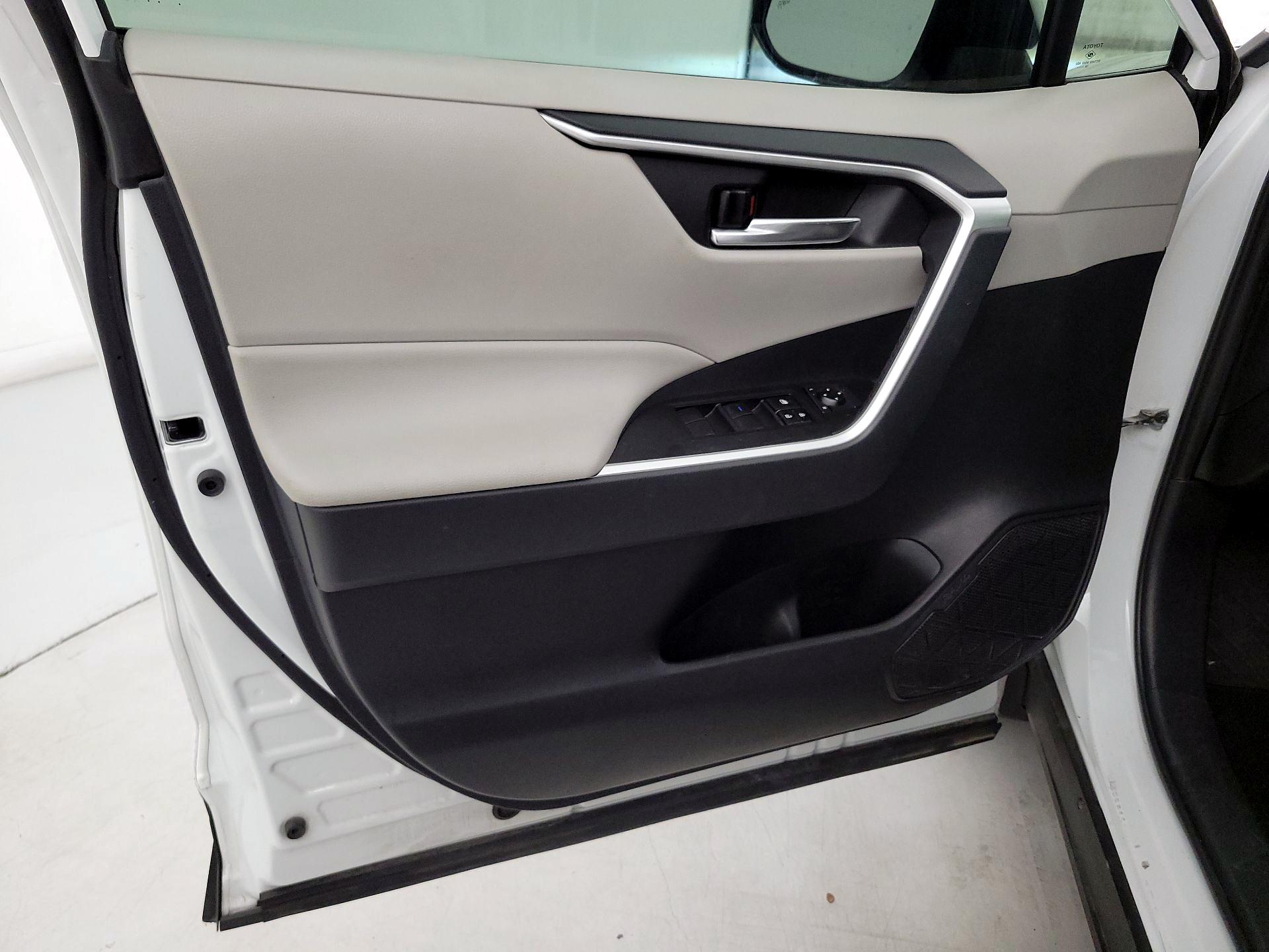 Thumbnail: 2019 Toyota RAV4 - 12