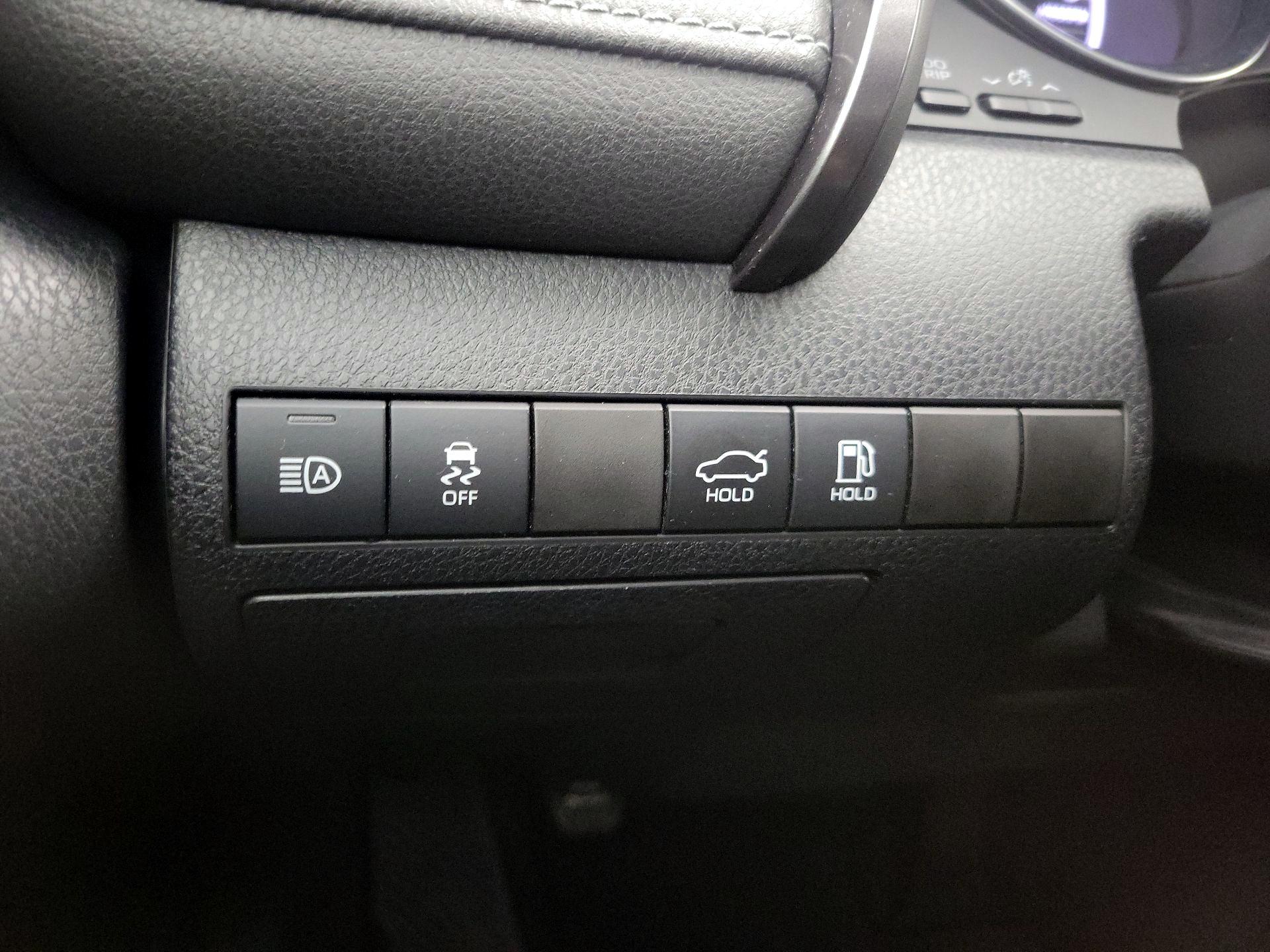 Thumbnail: 2019 Toyota Camry - 13