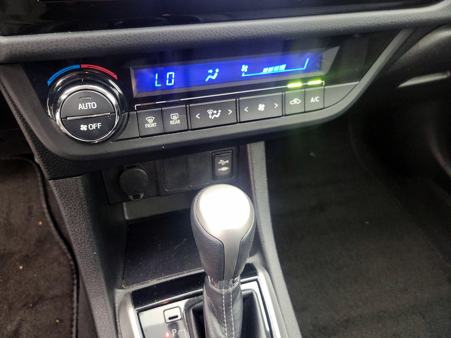 Thumbnail: 2015 Toyota Corolla - 16