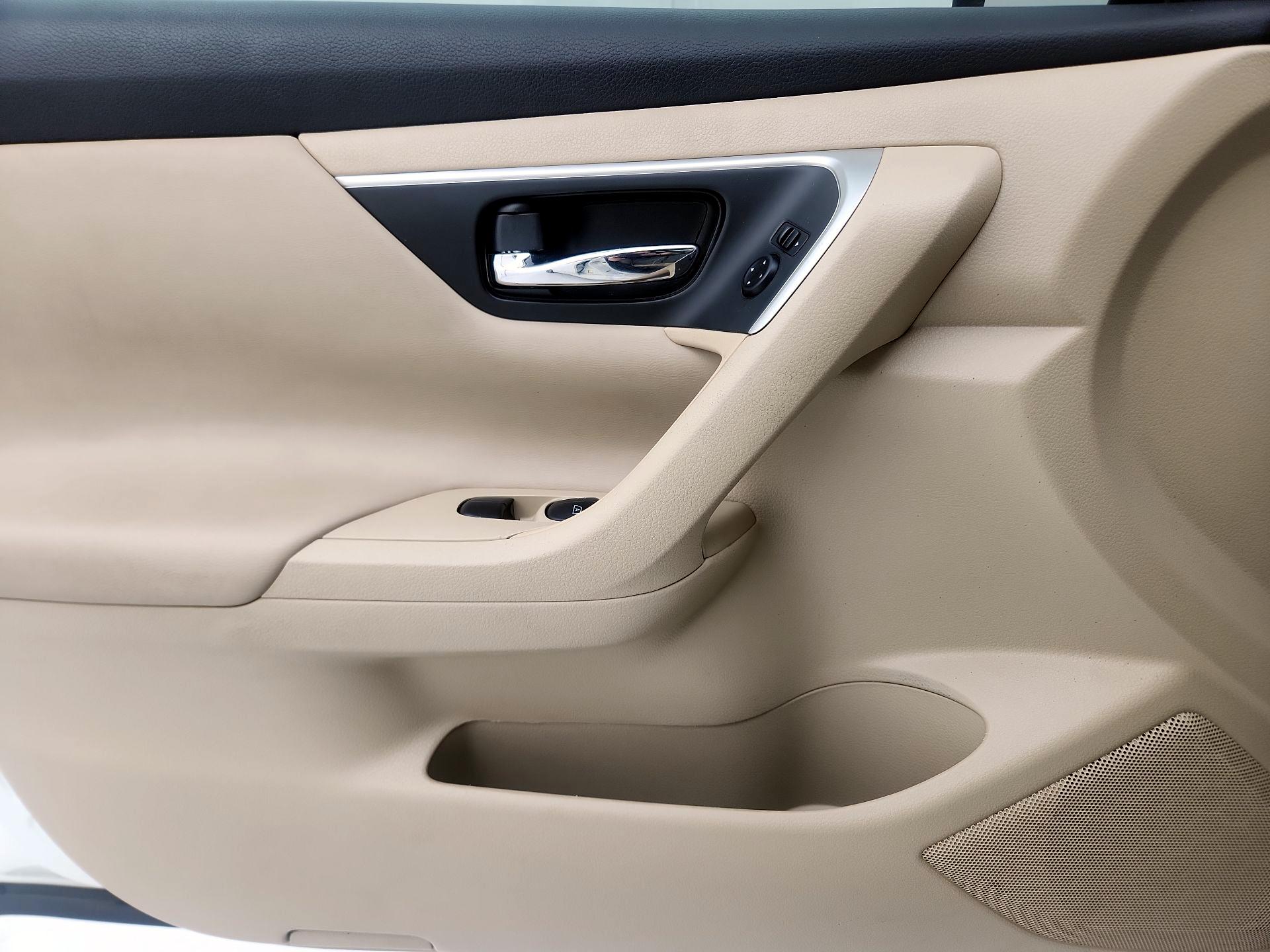 Thumbnail: 2016 Nissan Altima - 12