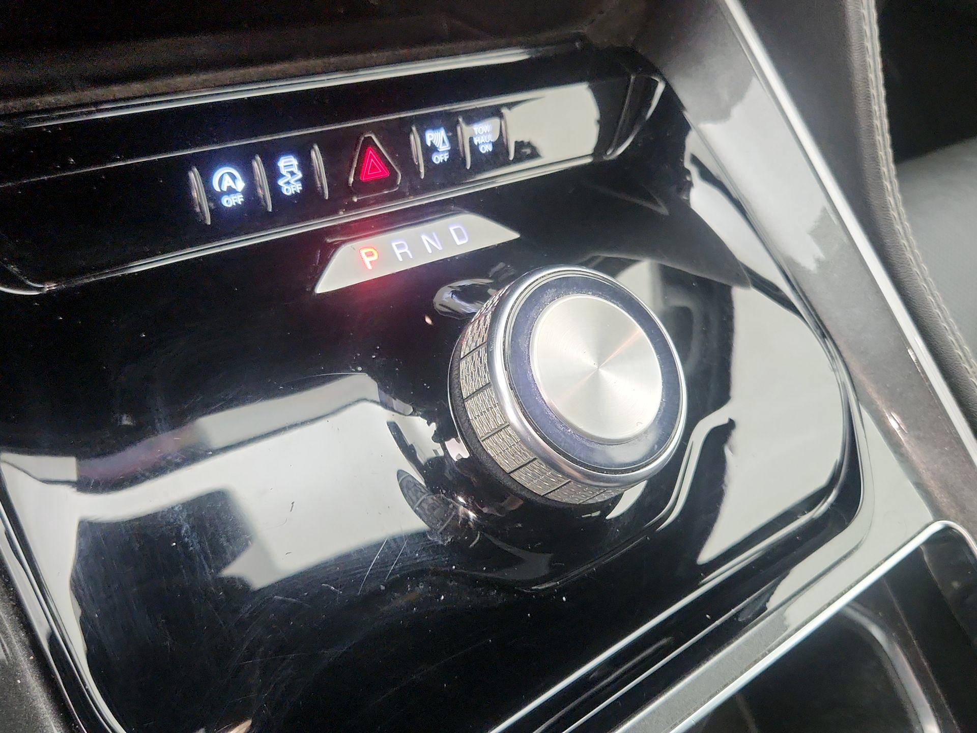 Thumbnail: 2023 Jeep Wagoneer - 18