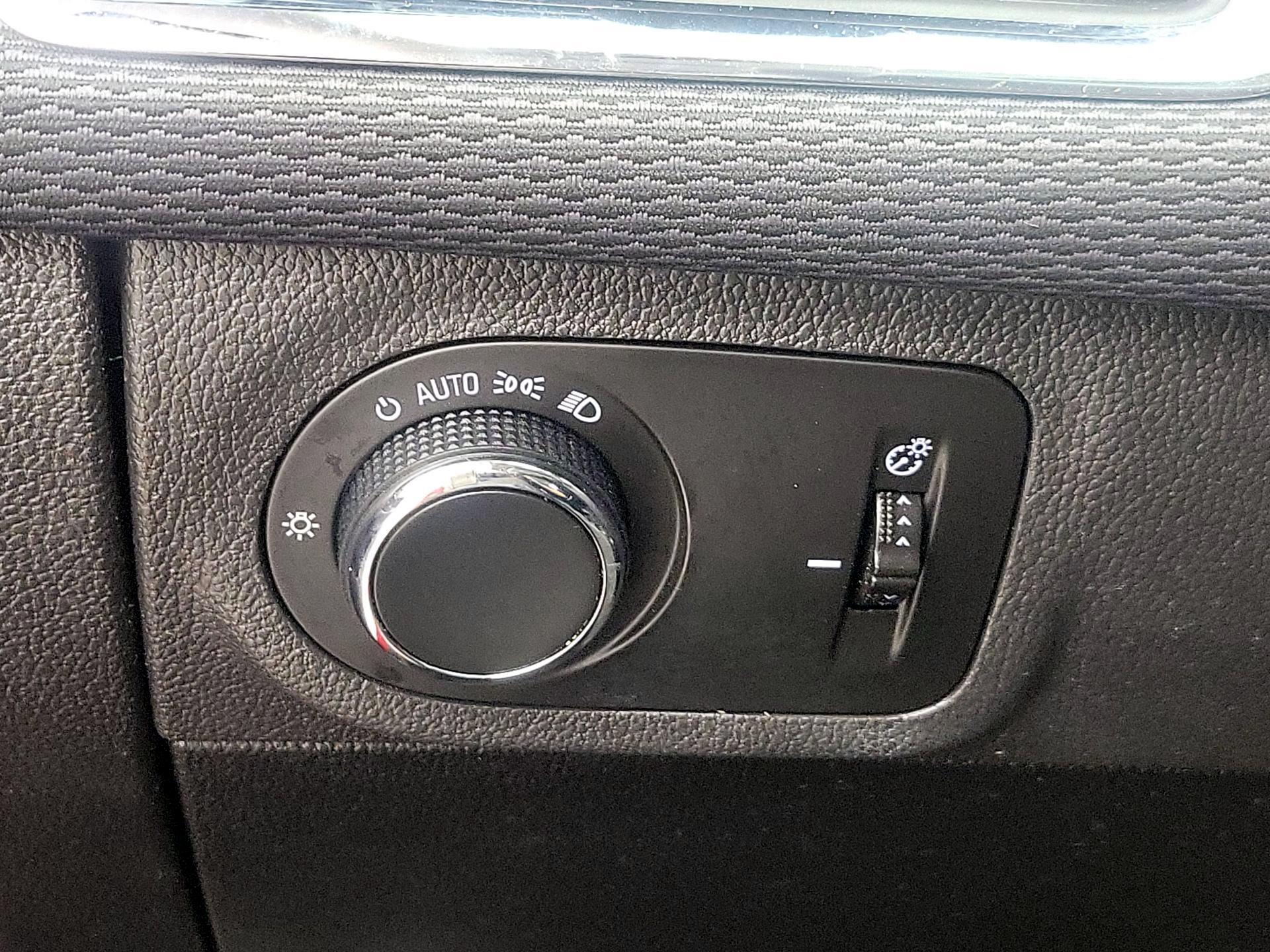 Thumbnail: 2017 Chevrolet Cruze - 13