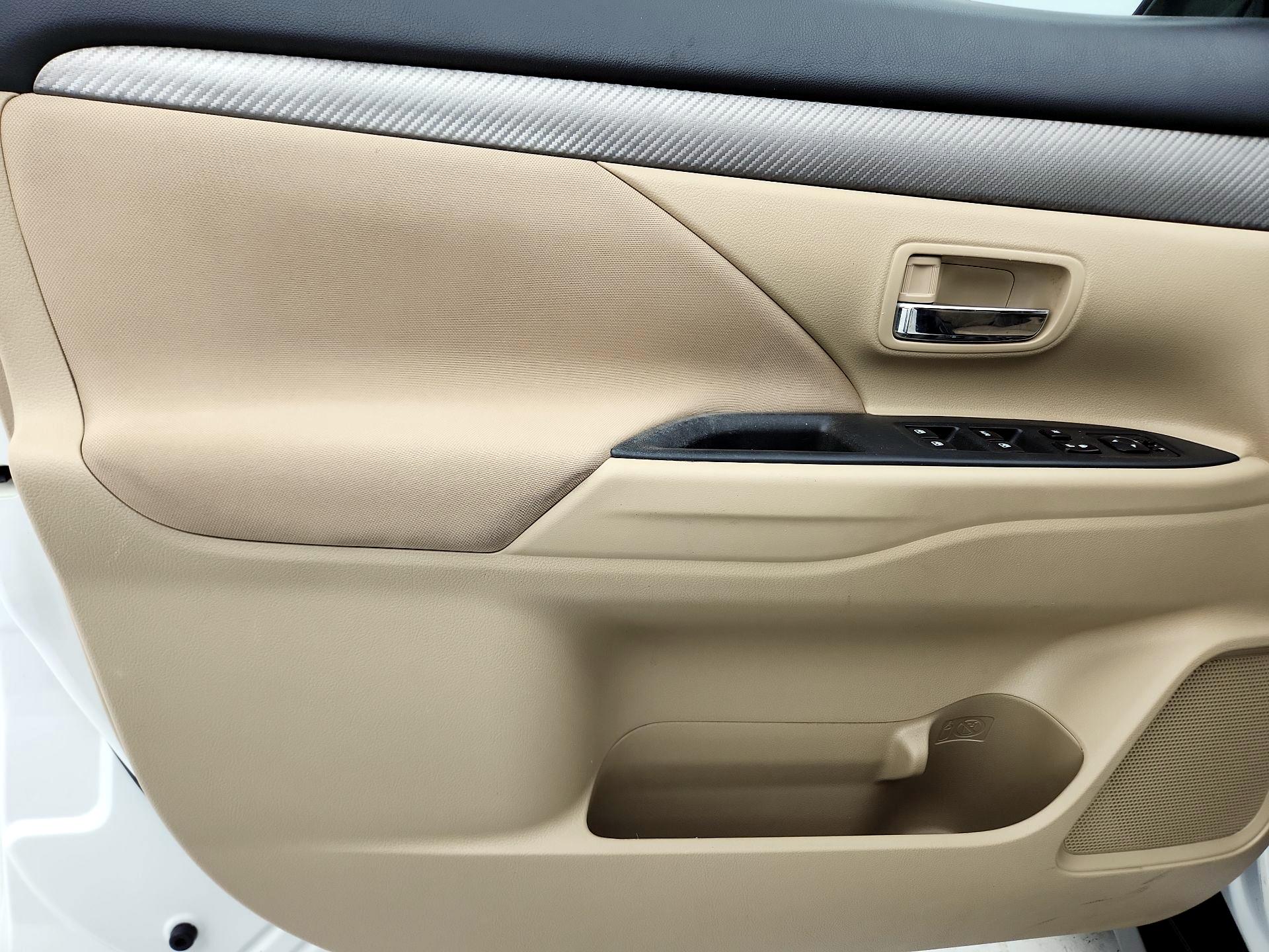 Thumbnail: 2016 Mitsubishi Outlander - 12