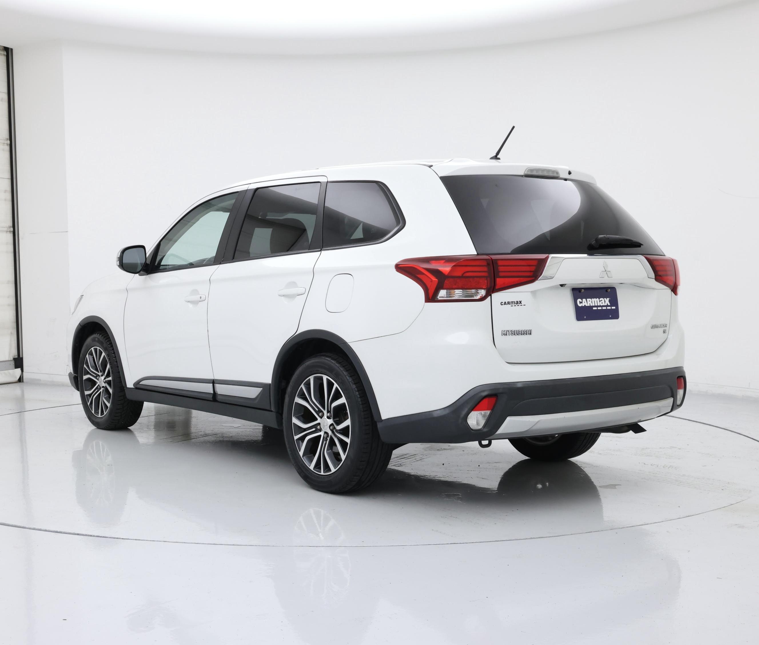 Thumbnail: 2016 Mitsubishi Outlander - 2