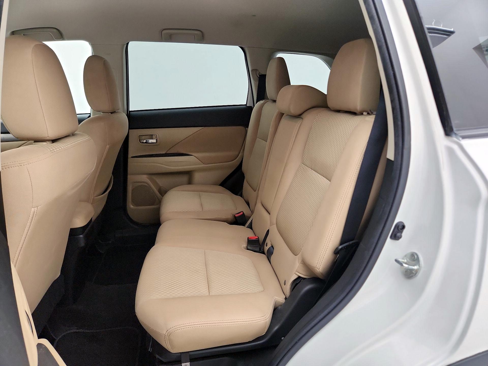 Thumbnail: 2016 Mitsubishi Outlander - 19