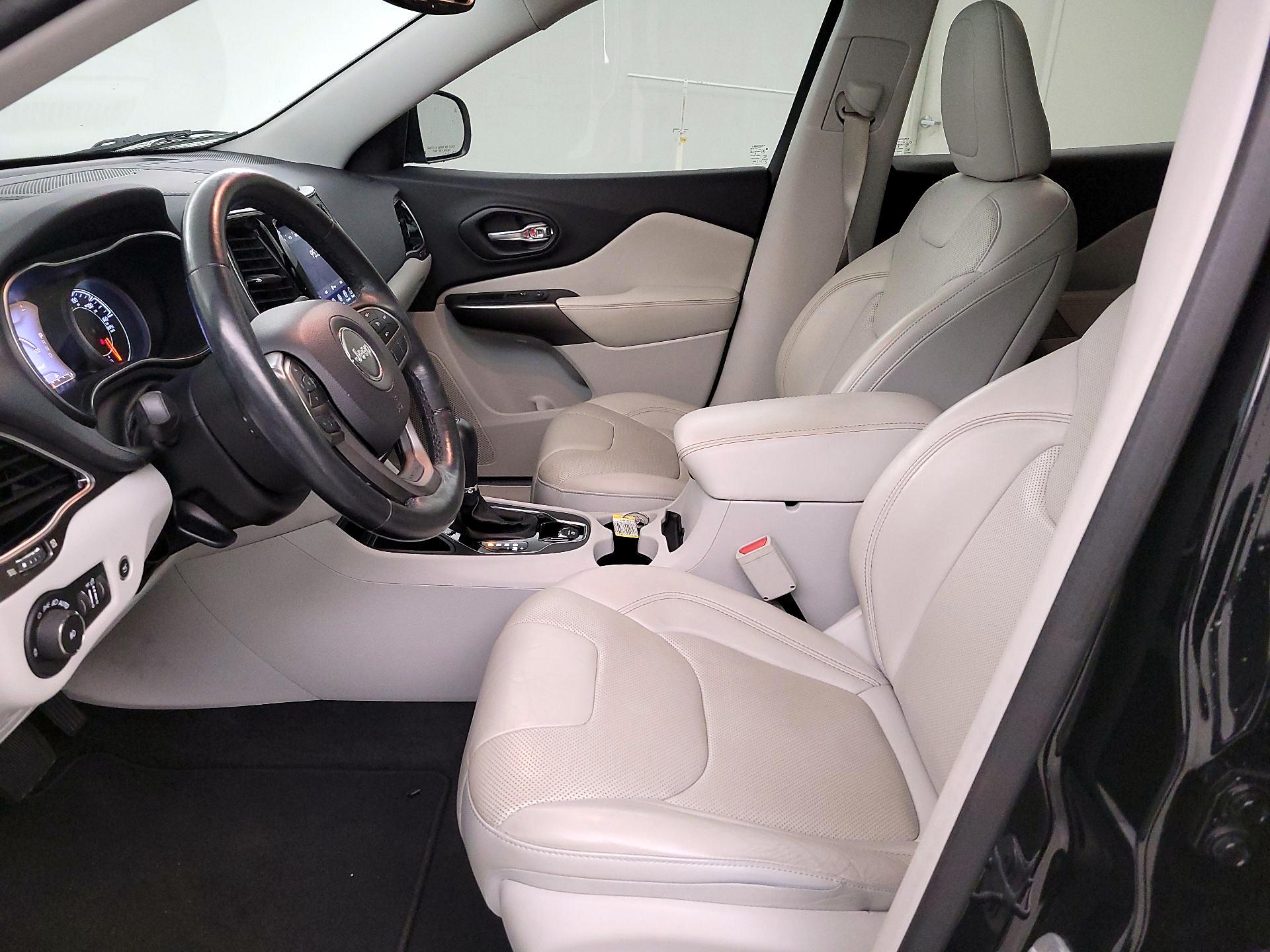 Thumbnail: 2019 Jeep Cherokee - 11