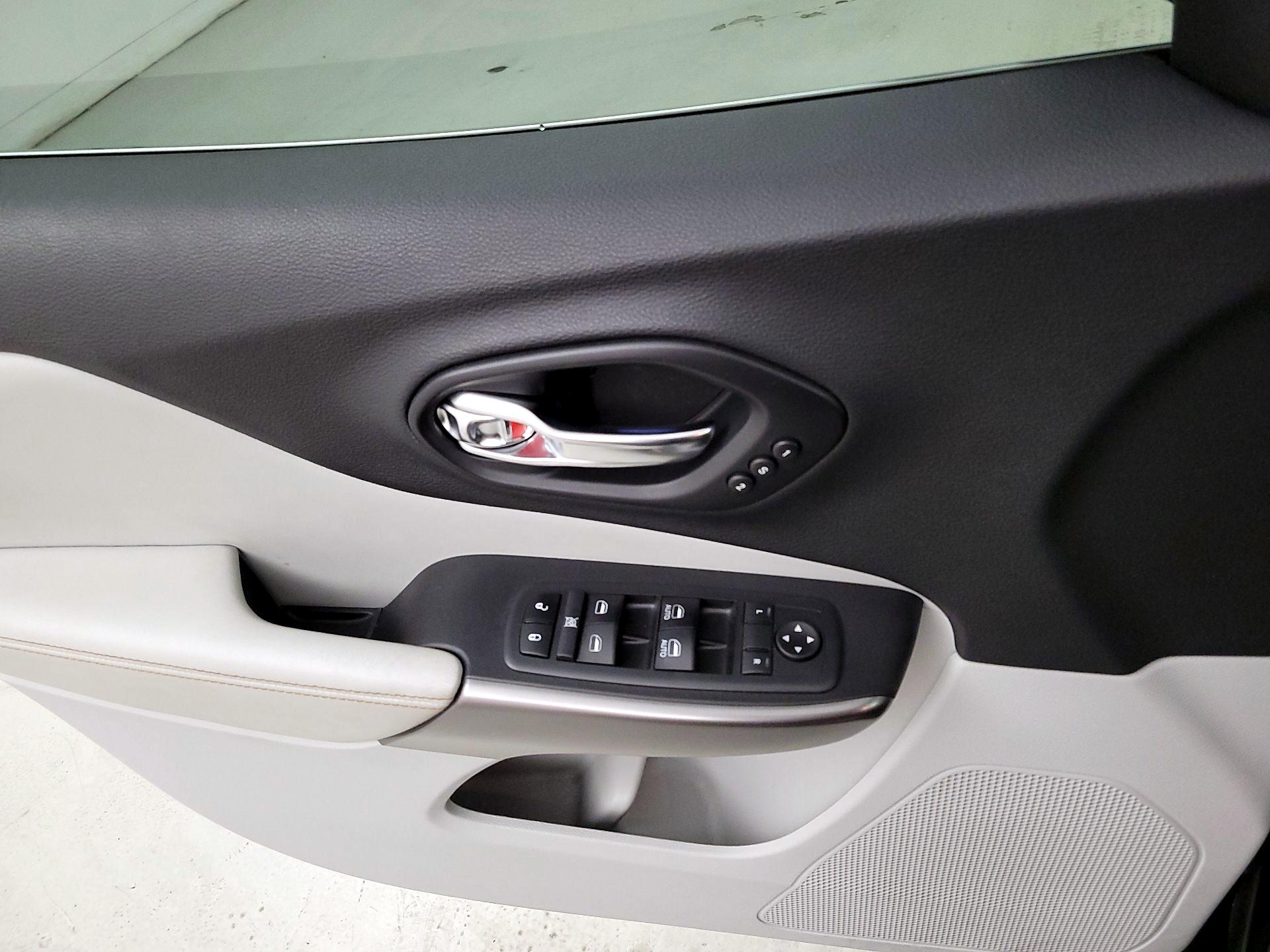 Thumbnail: 2019 Jeep Cherokee - 12