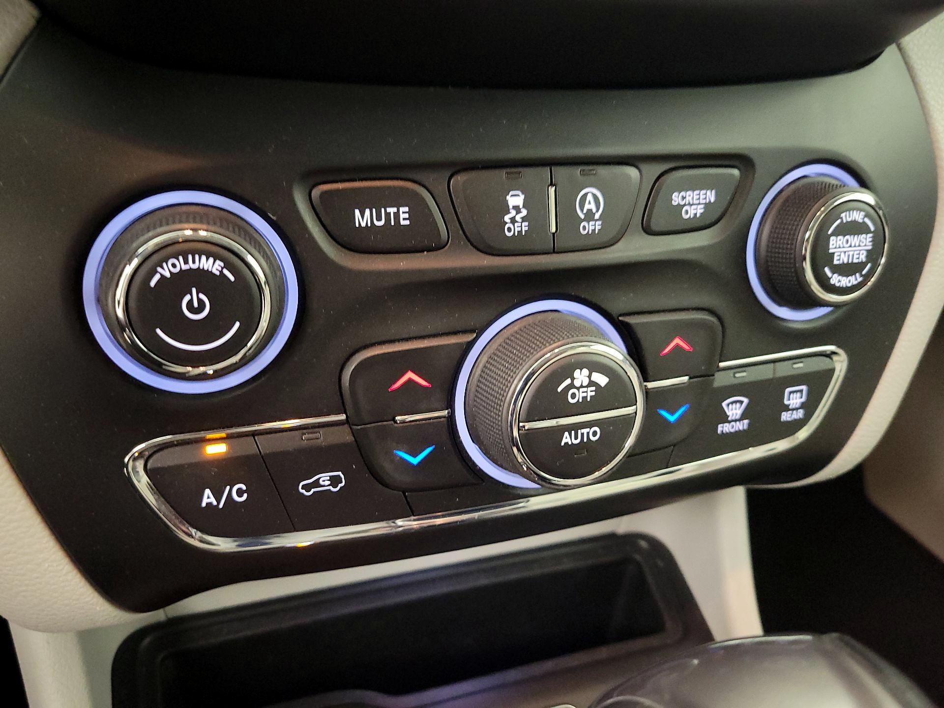 Thumbnail: 2019 Jeep Cherokee - 16